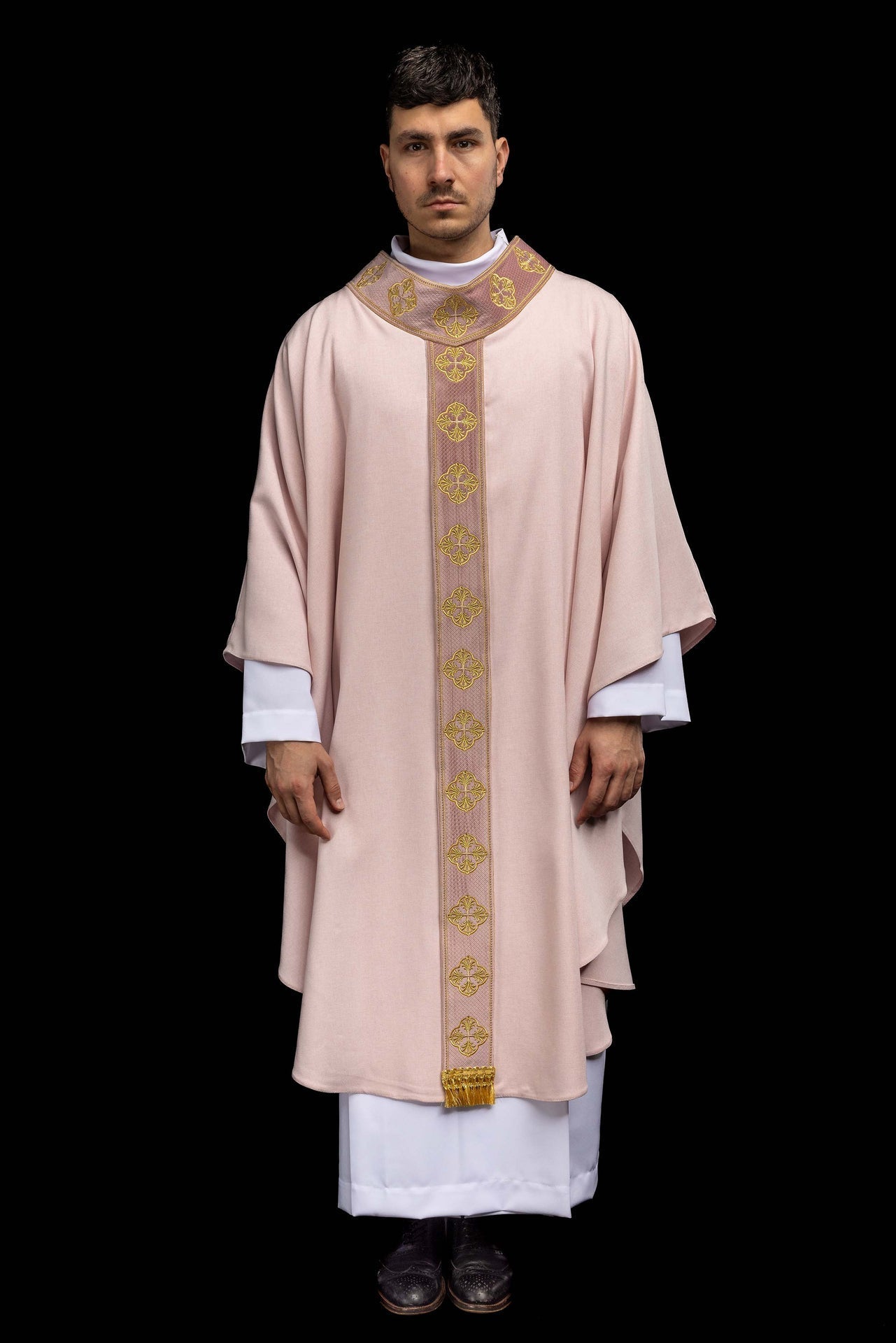 Casulla de color rosa con banda bordada y cuello con cruces