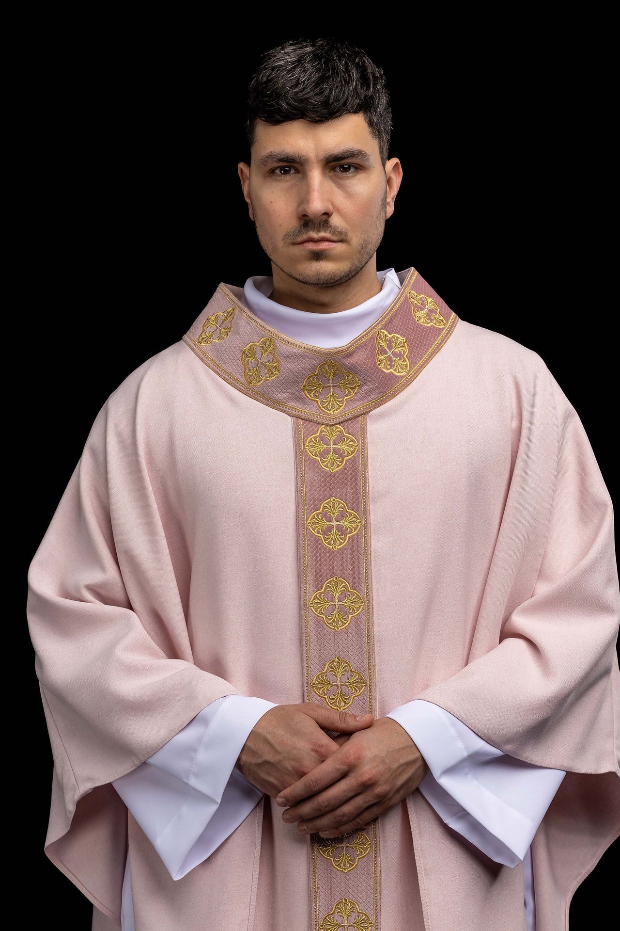 Casulla de color rosa con banda bordada y cuello con cruces