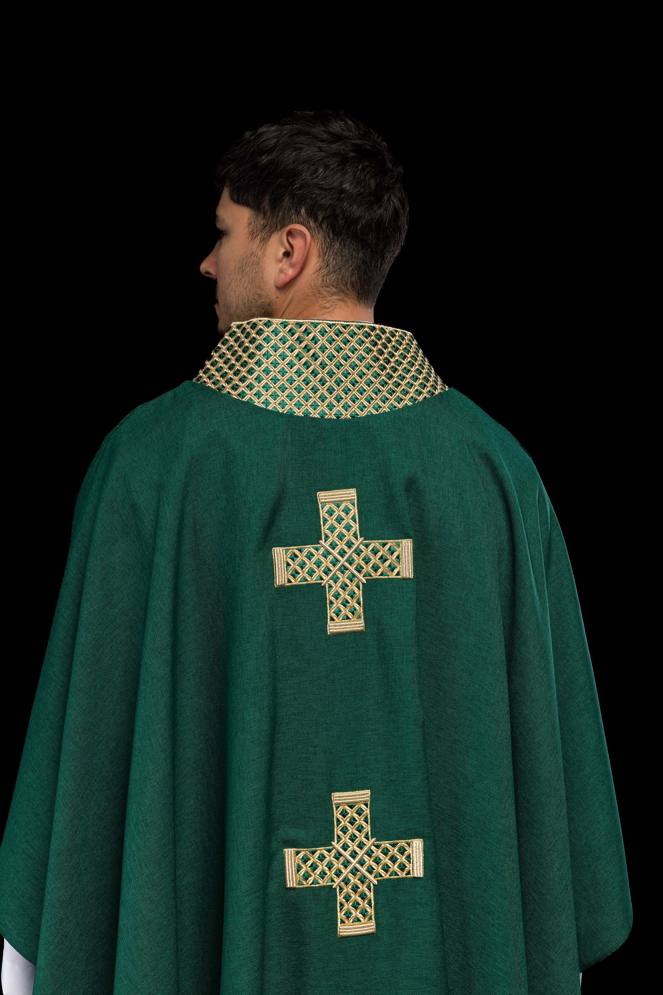 Casulla verde con cruces y cuello bordados en oro