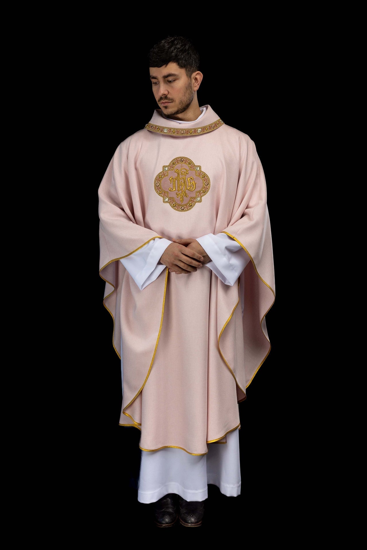 Casulla con rico bordado IHS y cuello en color rosa