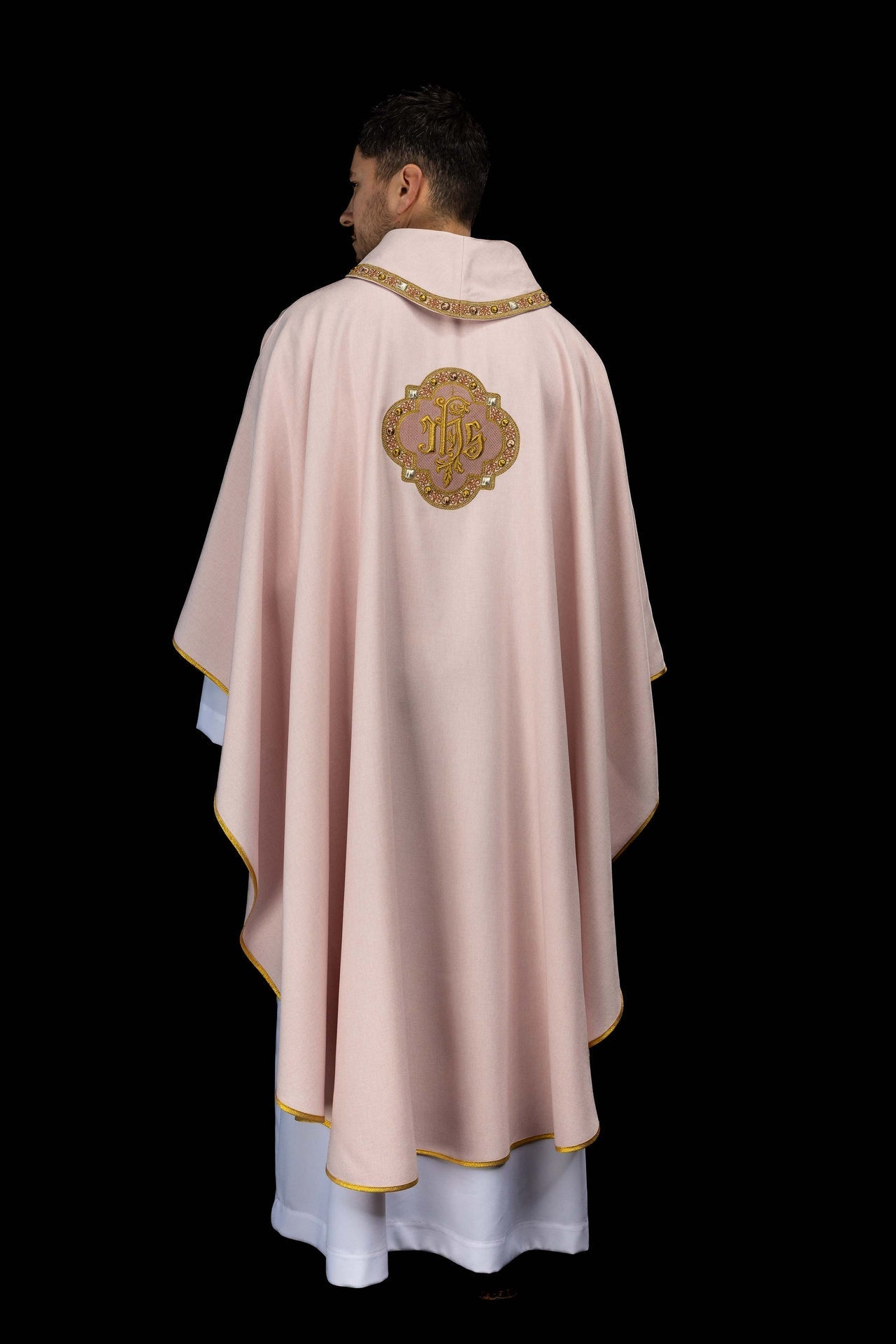 Casulla con rico bordado IHS y cuello en color rosa