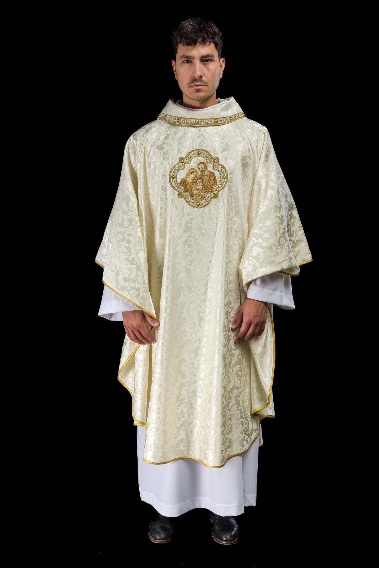 Casulla bordada de Navidad con la imagen de la Sagrada Familia