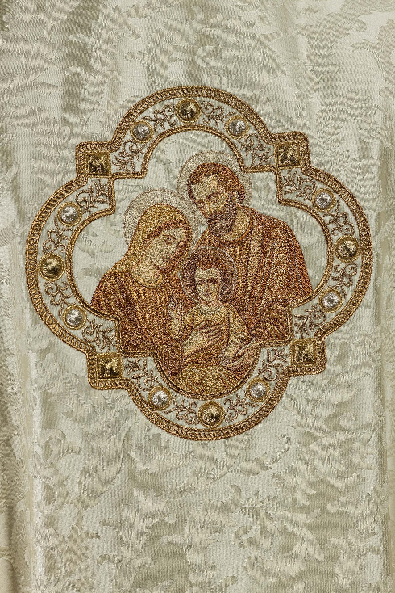 Casulla bordada de Navidad con la imagen de la Sagrada Familia