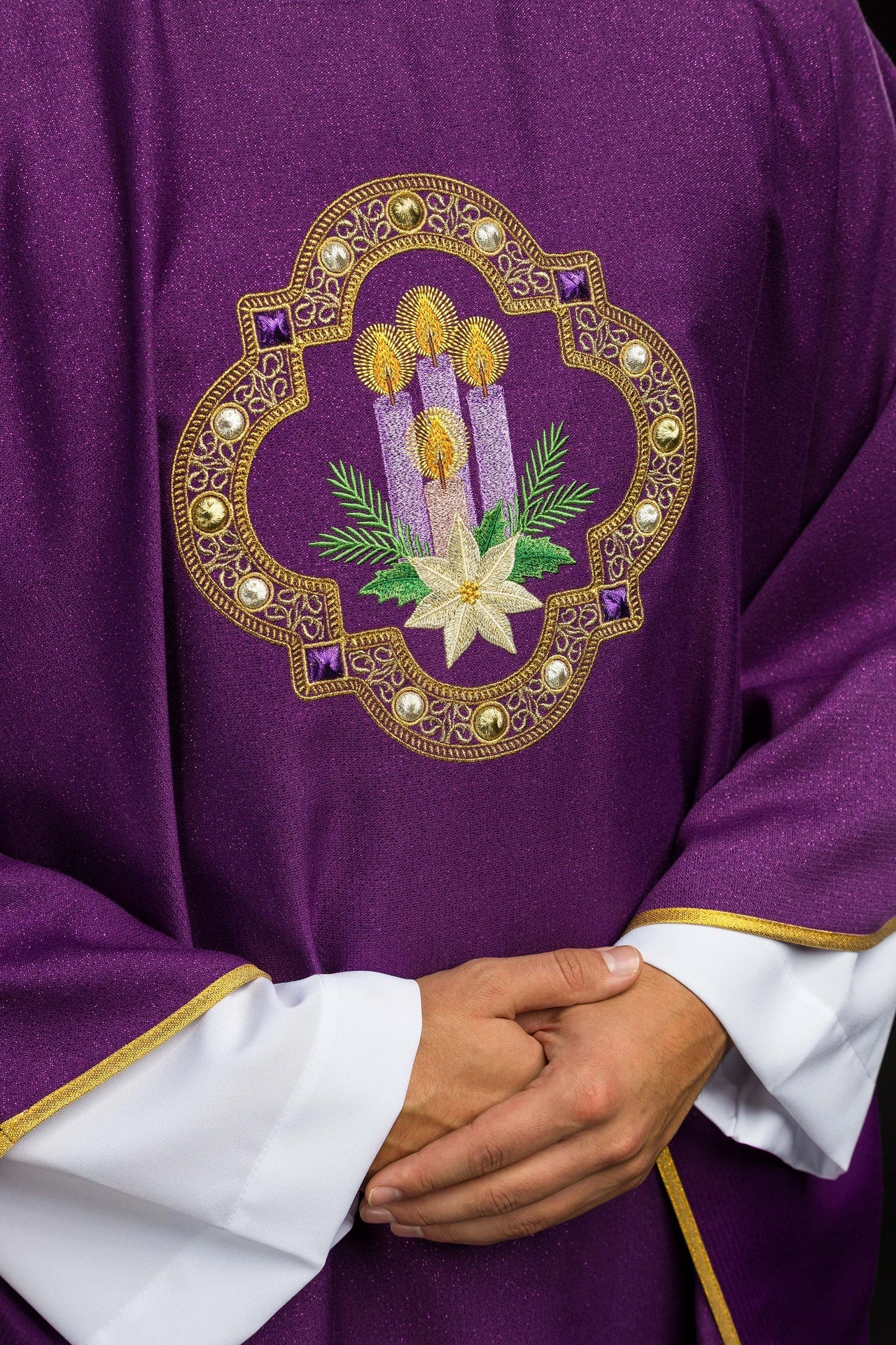 Casulla bordada para el Adviento confeccionada en tejido brillante