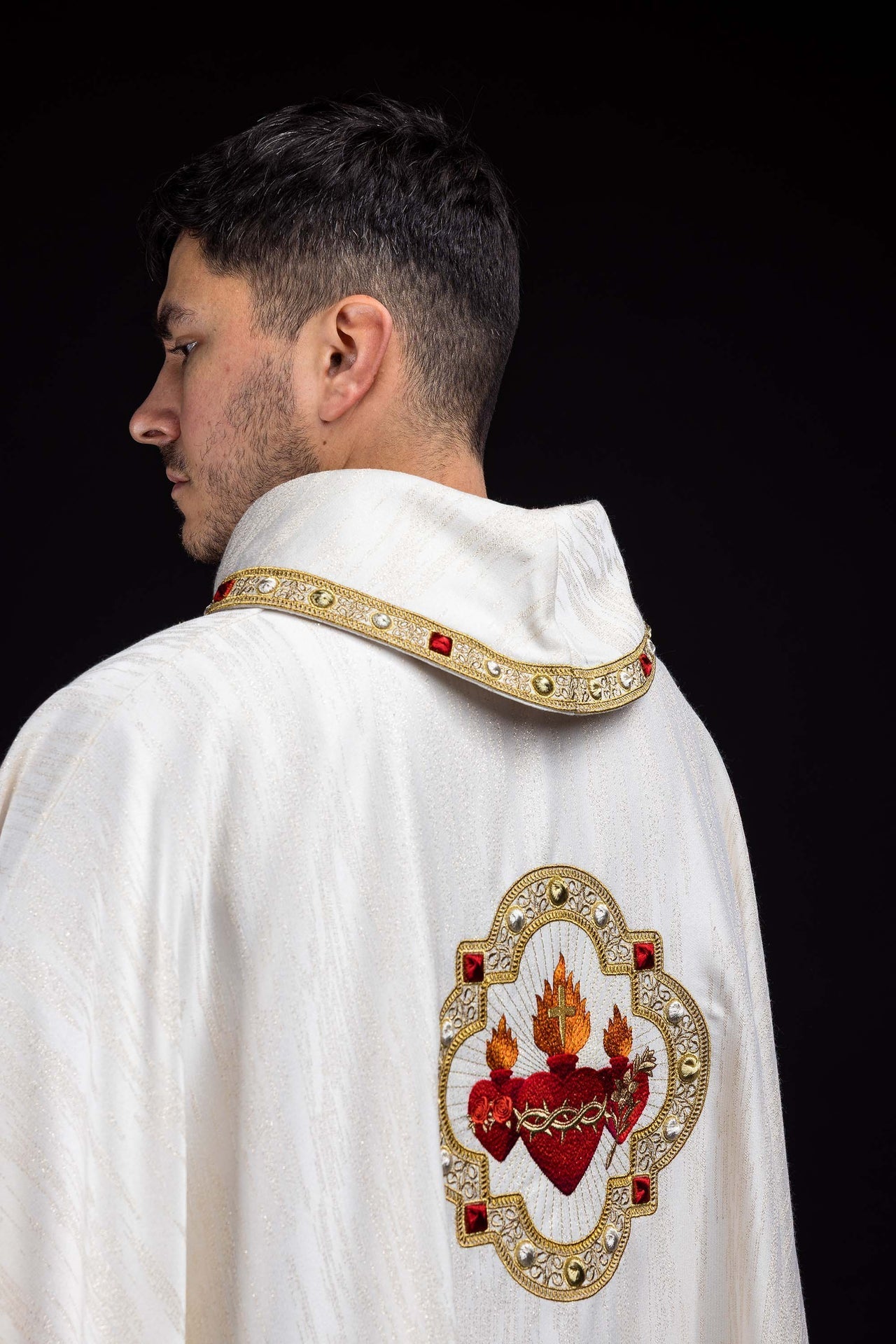 Casulla bordada con la imagen de los Tres Corazones