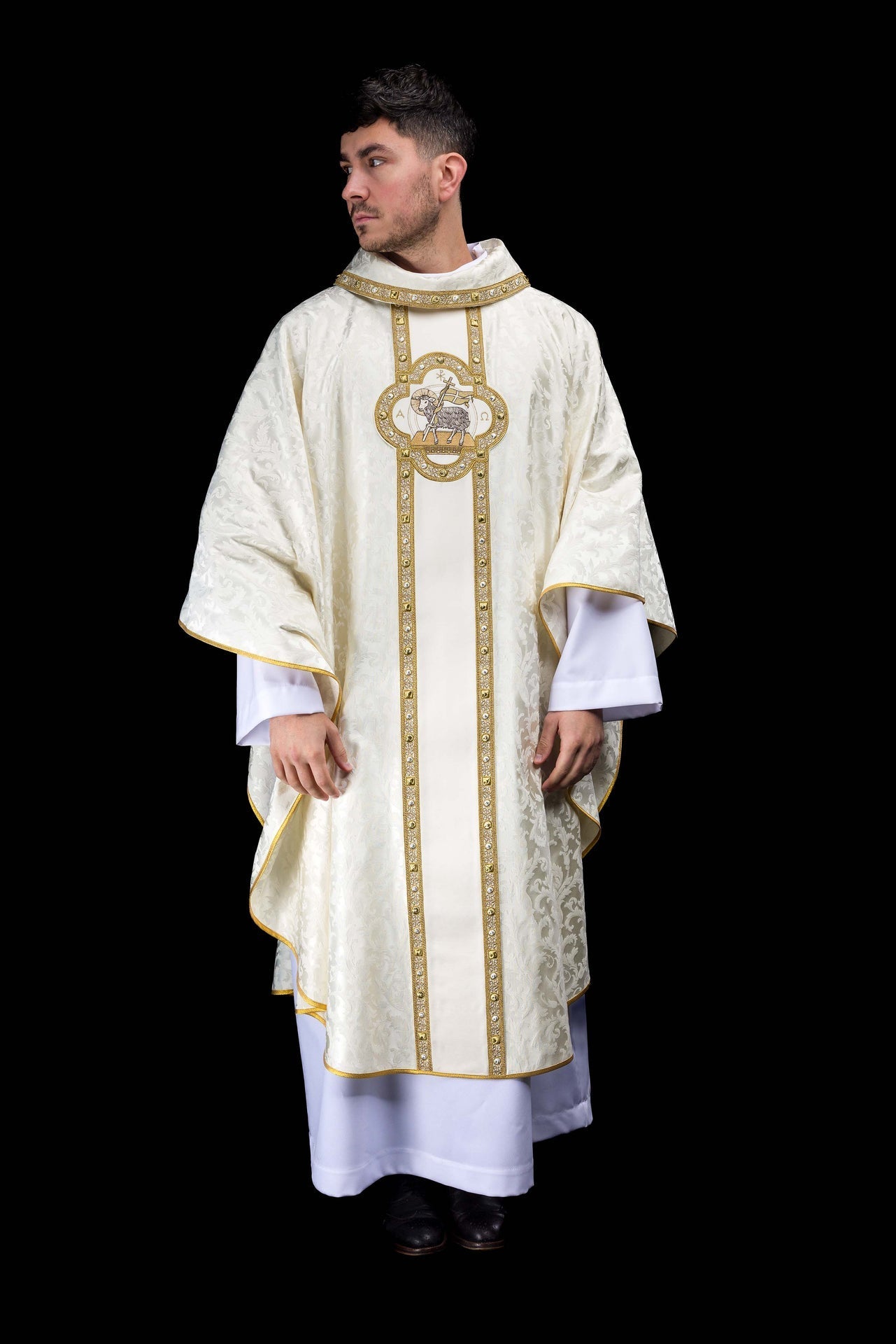 Casulla con cíngulo y bordado del Cordero Pascual sobre tejido jacquard