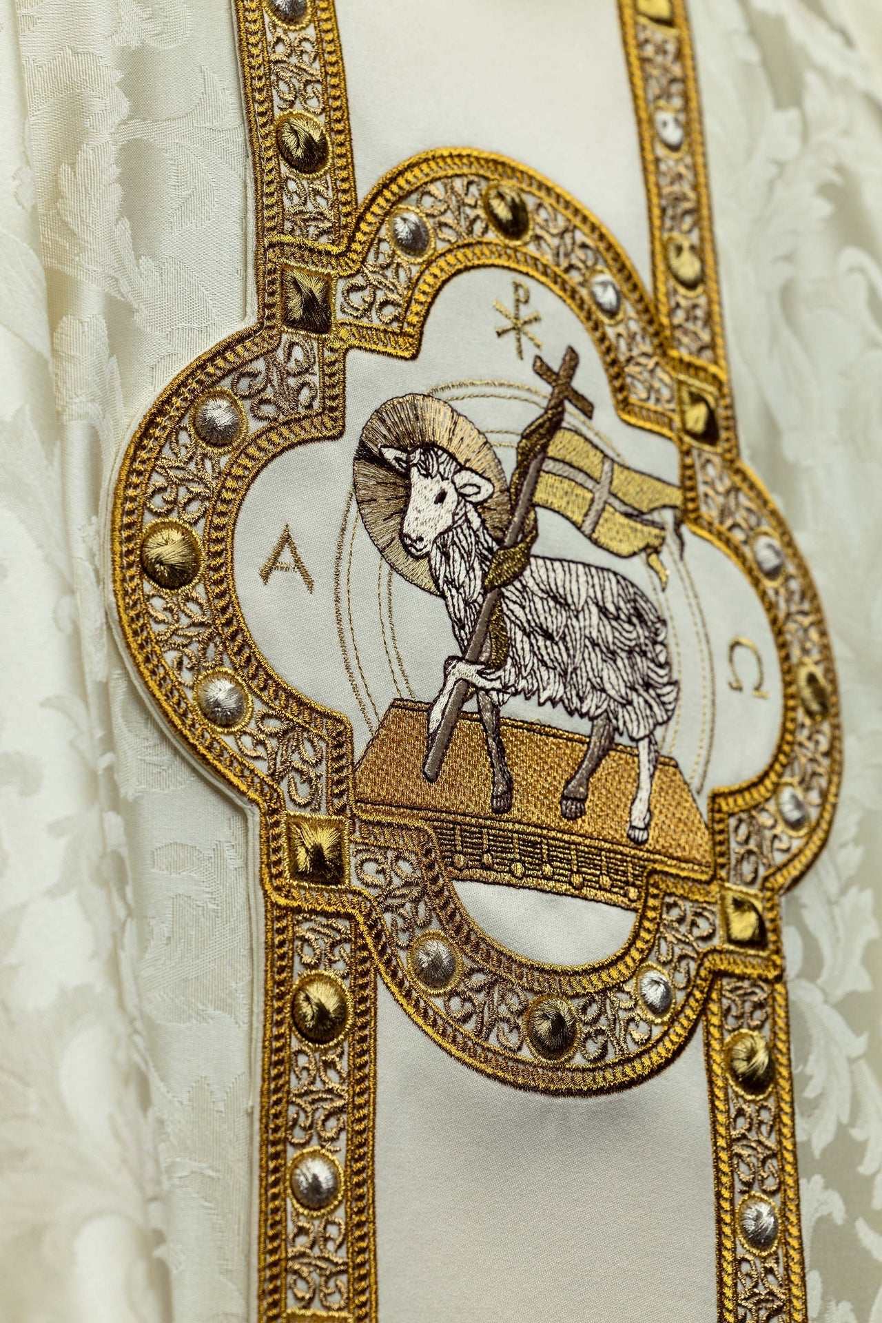 Casulla con cíngulo y bordado del Cordero Pascual sobre tejido jacquard