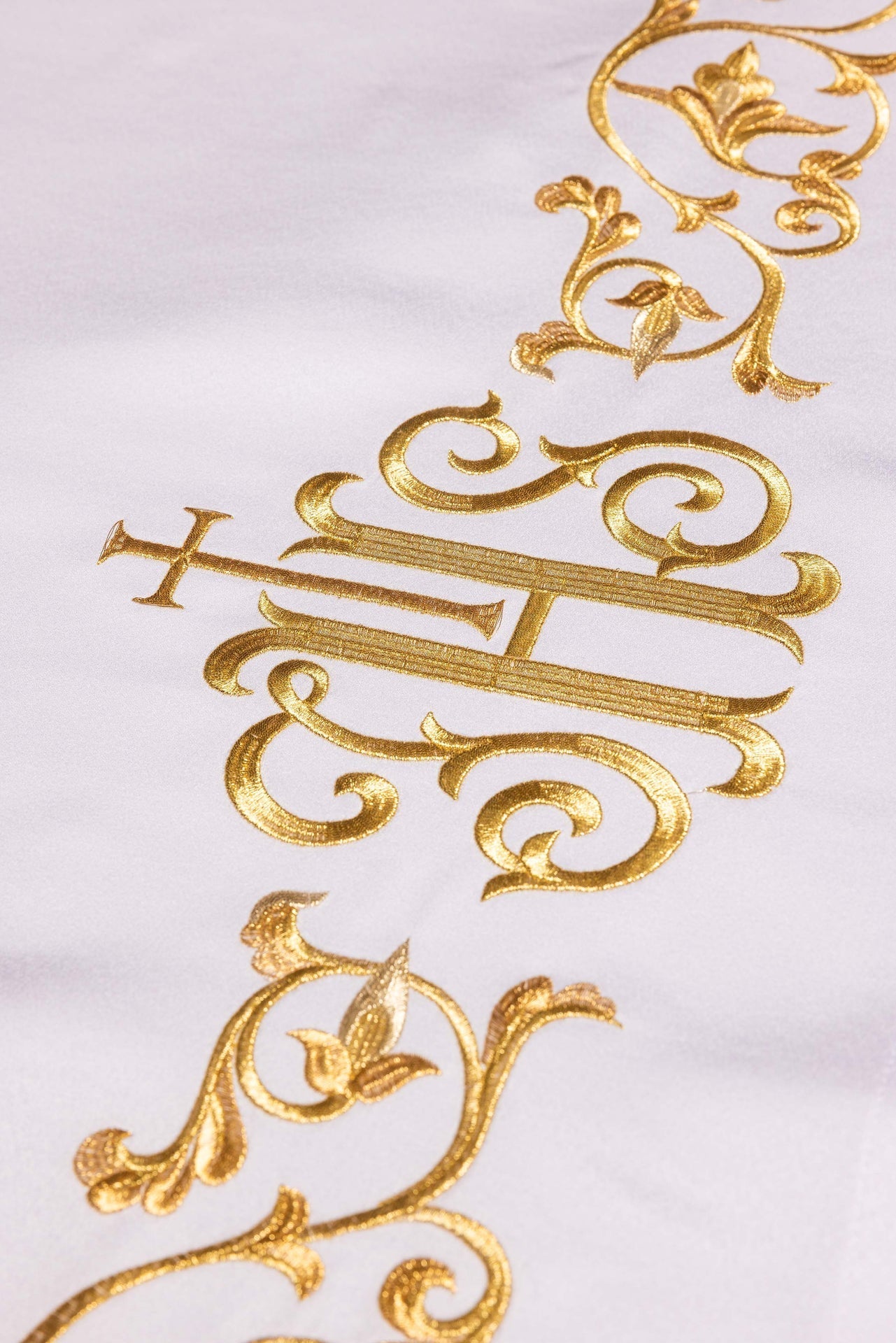 Mantel de altar con símbolo IHS bordado