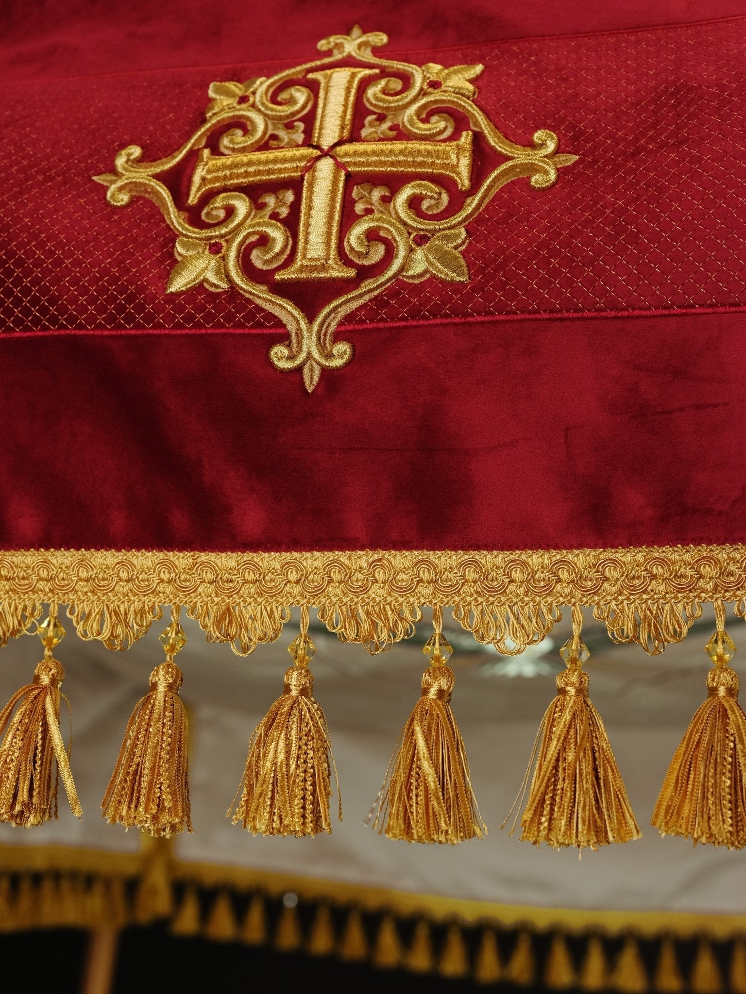 Palio procesional bordado color vino con cruces en hilo dorado, 130 × 160 cm