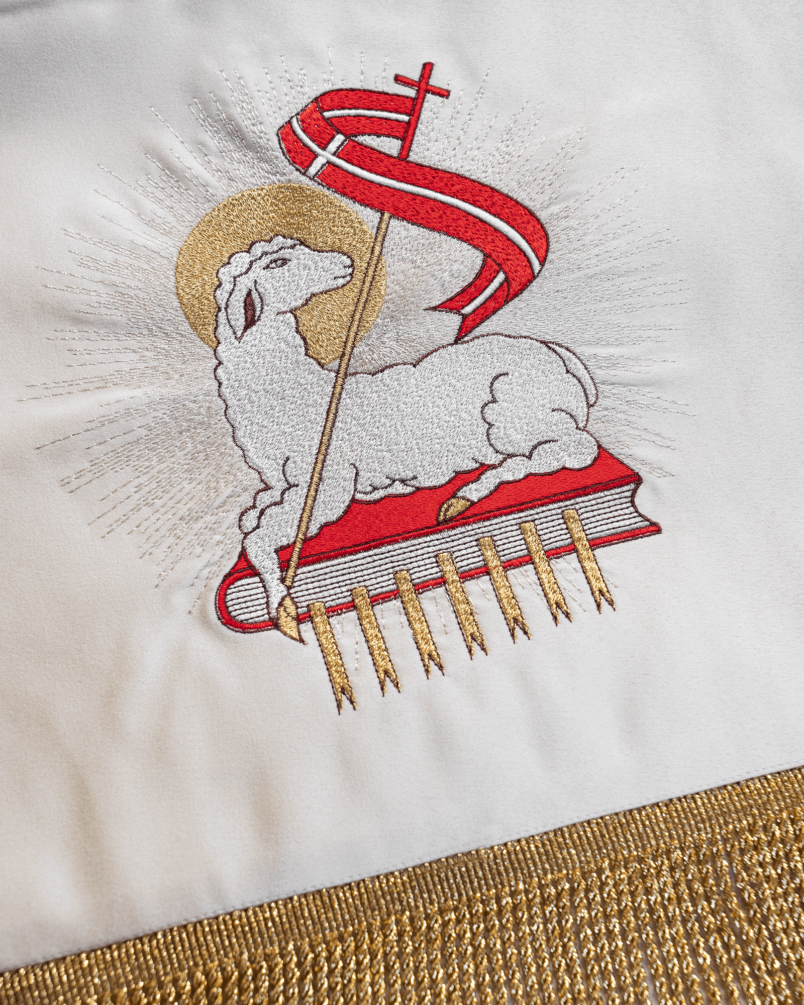 Palio Procesional para Corpus Christi, bordado Agnus Dei, IHS y cáliz, 140 × 160 cm