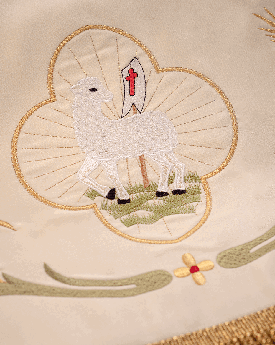 Palio procesional color crudo bordado Agnus Dei e IHS, 130 × 160 cm