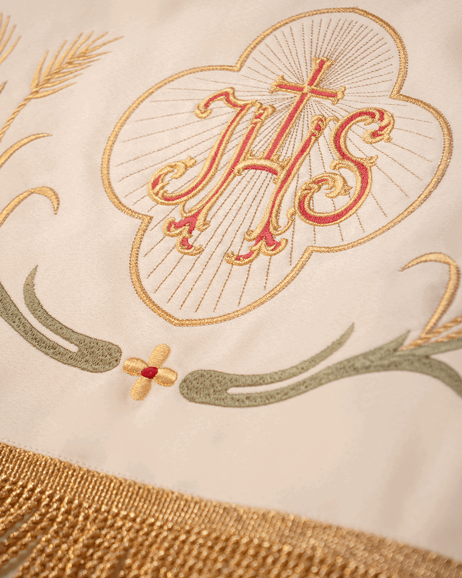 Palio procesional color crudo bordado Agnus Dei e IHS, 130 × 160 cm