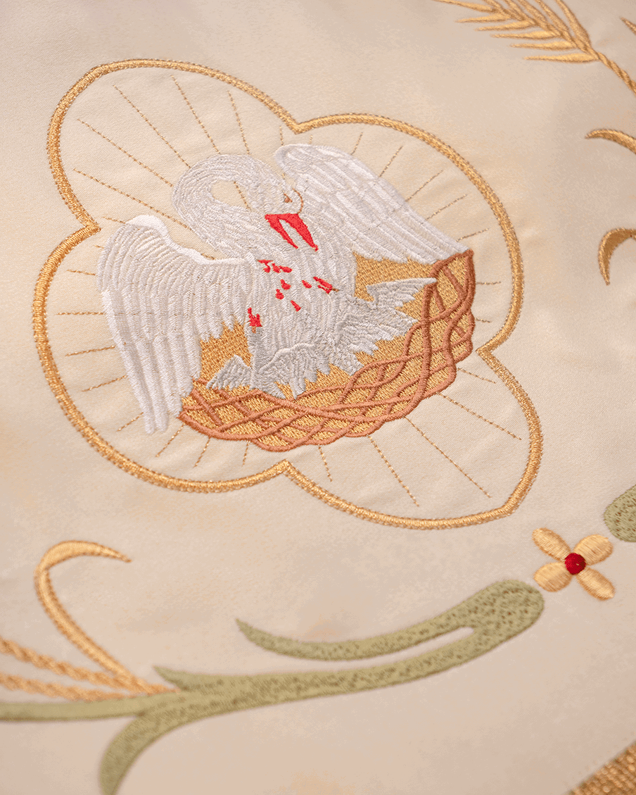 Palio procesional color crudo bordado Agnus Dei e IHS, 130 × 160 cm