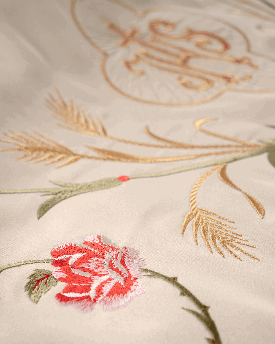 Palio procesional color crudo bordado Agnus Dei e IHS, 130 × 160 cm