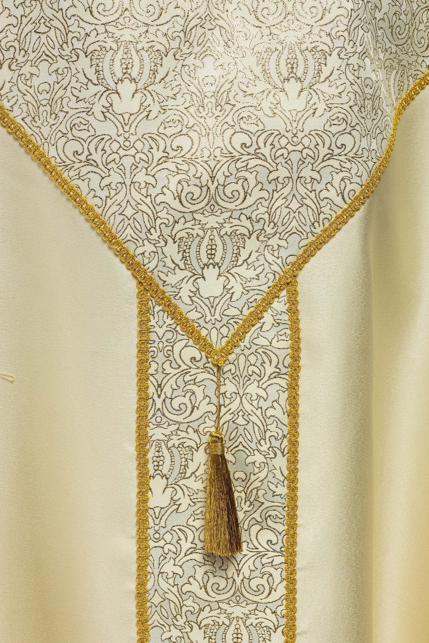 Capa pluvial decorada con tela jacquard ecru