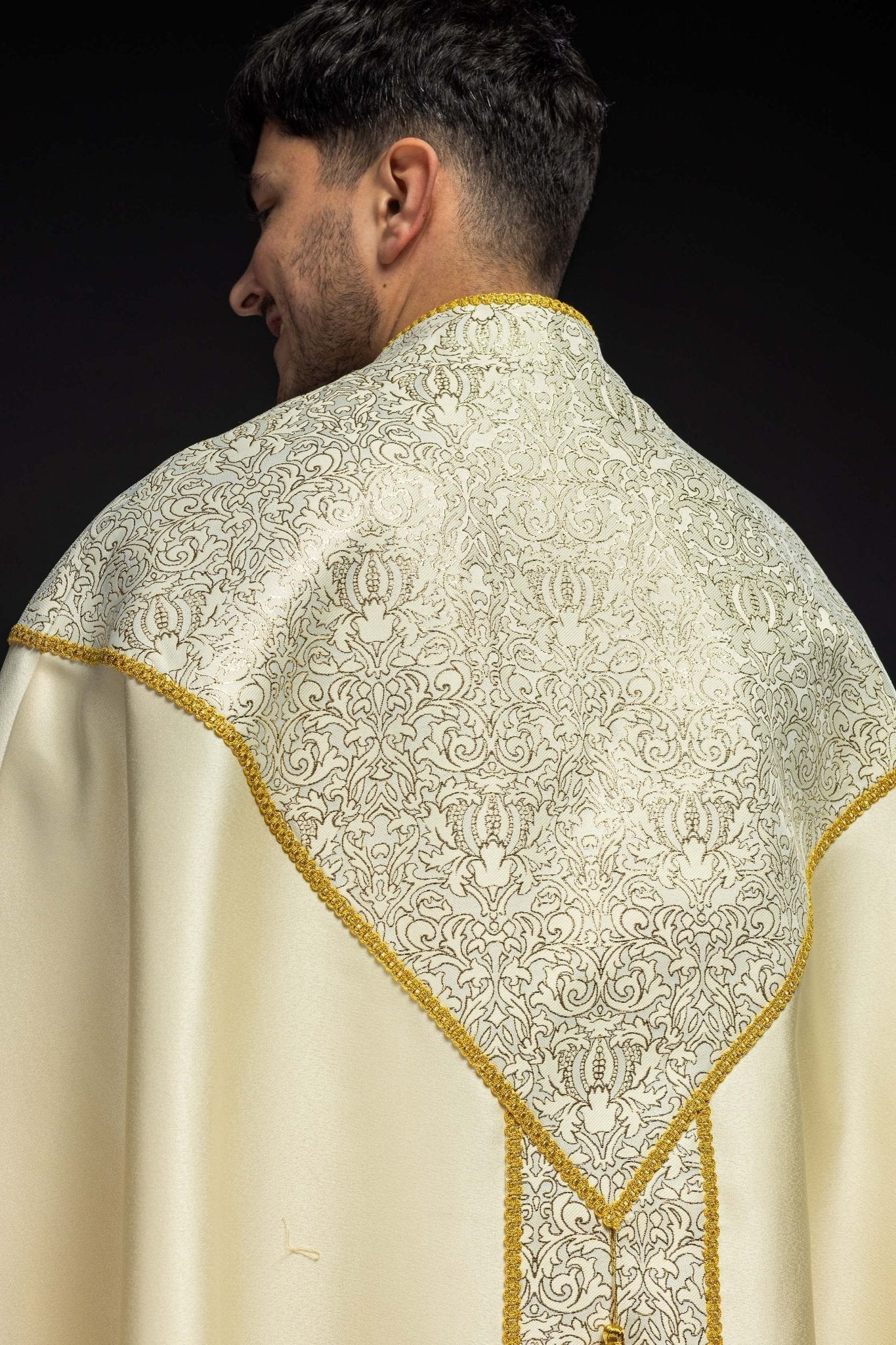 Capa pluvial decorada con tela jacquard ecru