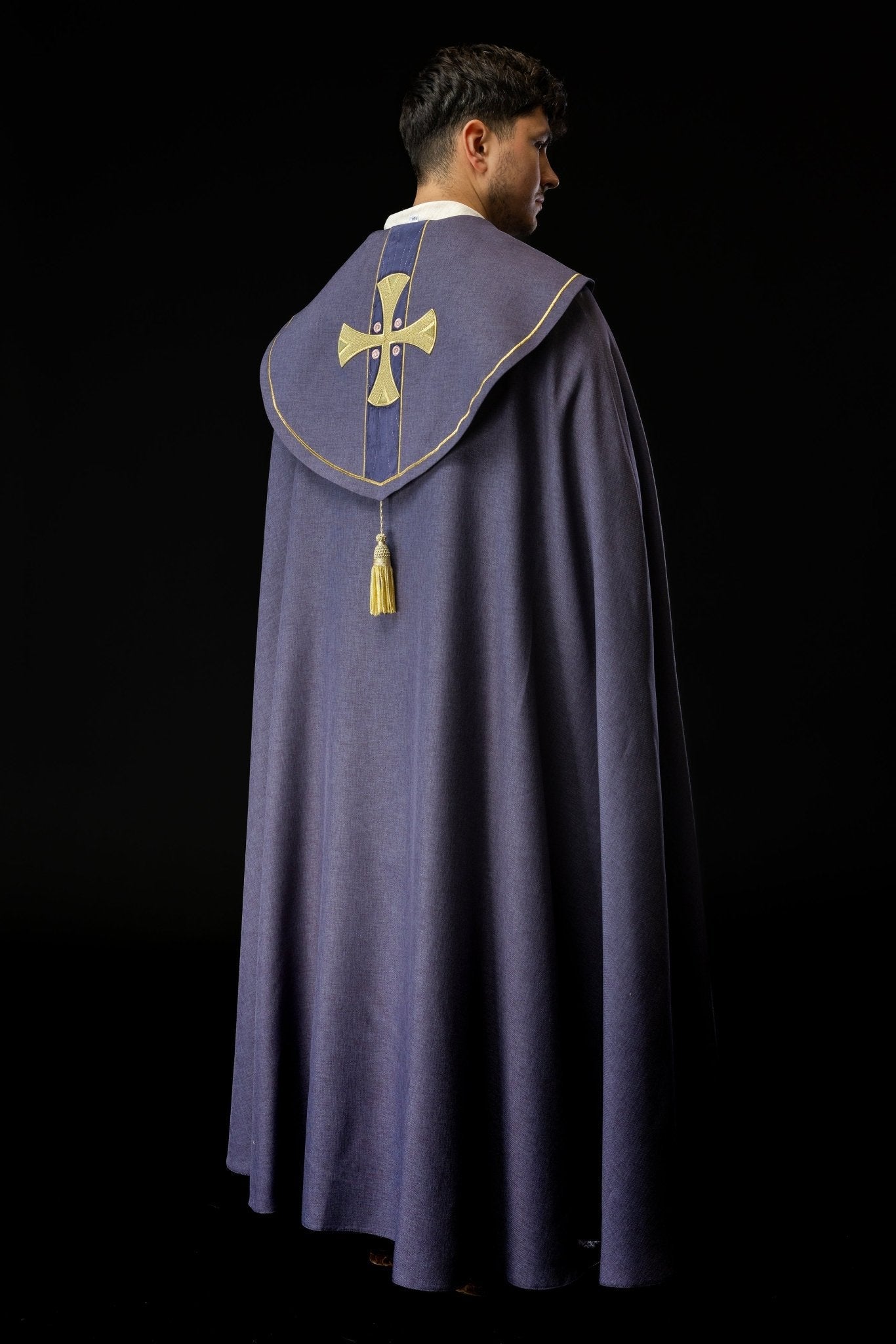 Capa pluvial con cruces doradas bordadas y terciopelo morado