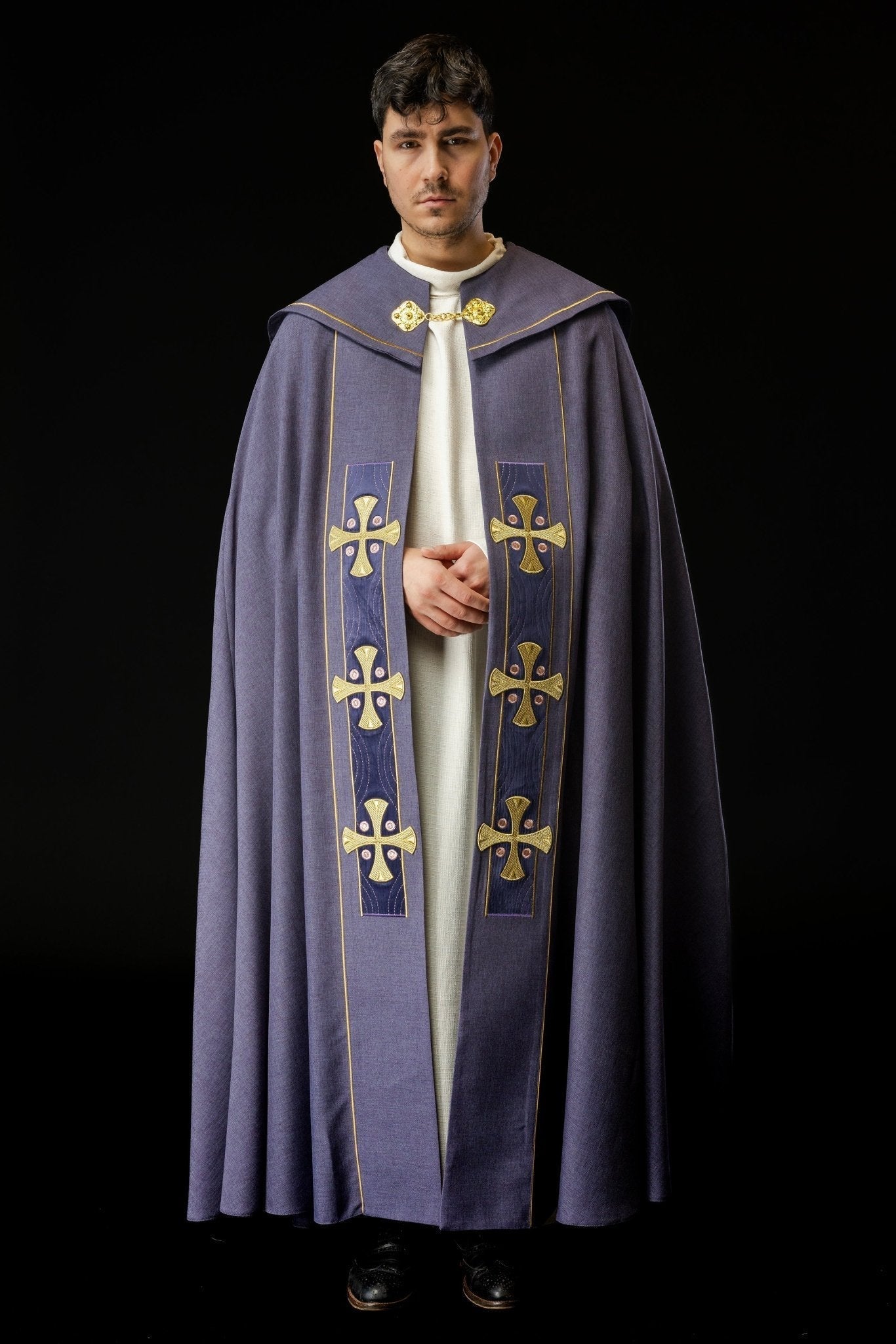 Capa pluvial con cruces doradas bordadas y terciopelo morado