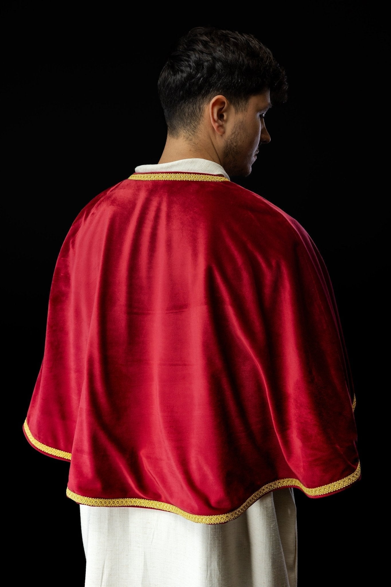 Capa de monaguillo de terciopelo con cierre rojo
