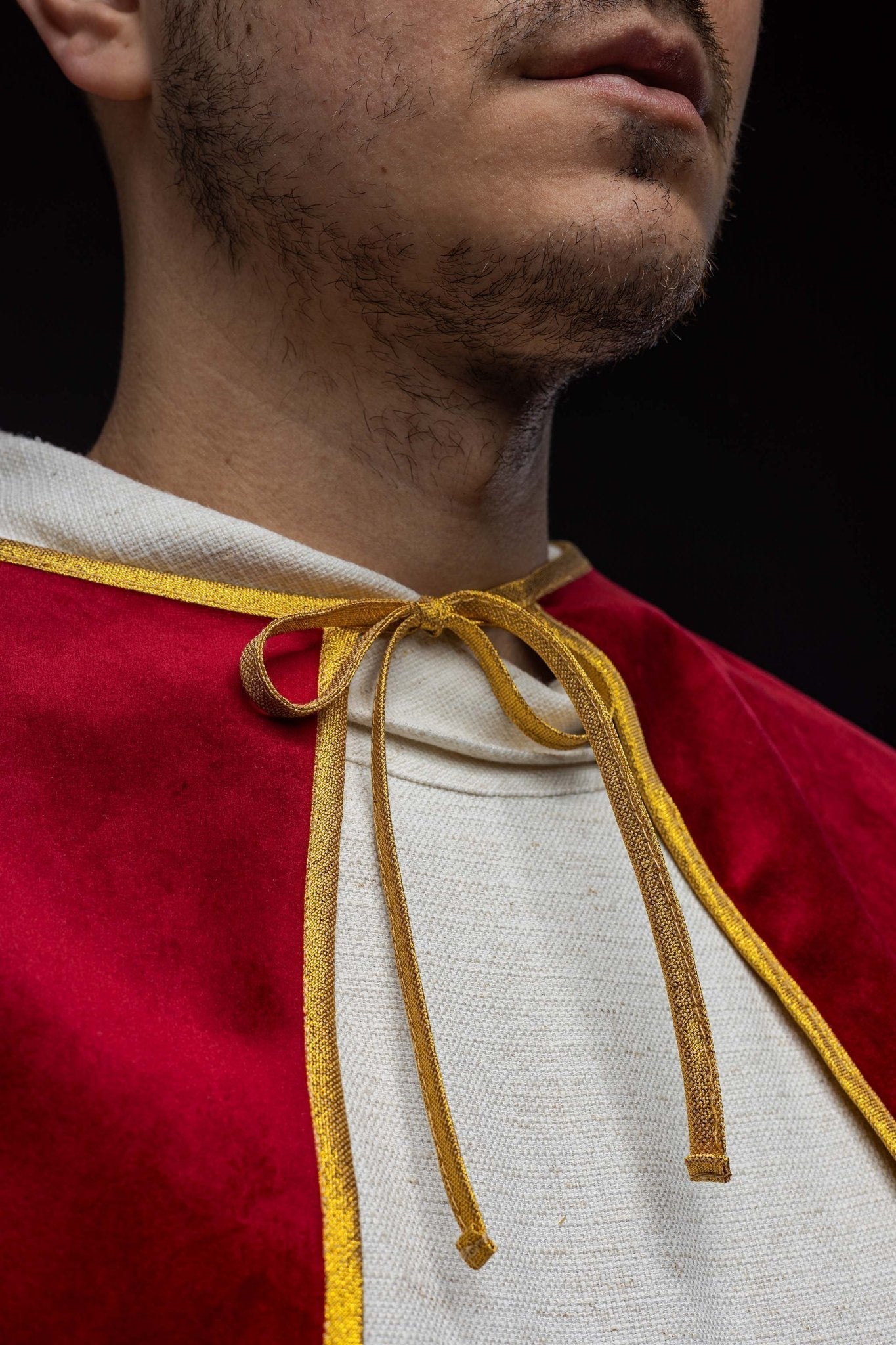 Capa de monaguillo de terciopelo con lazos roja