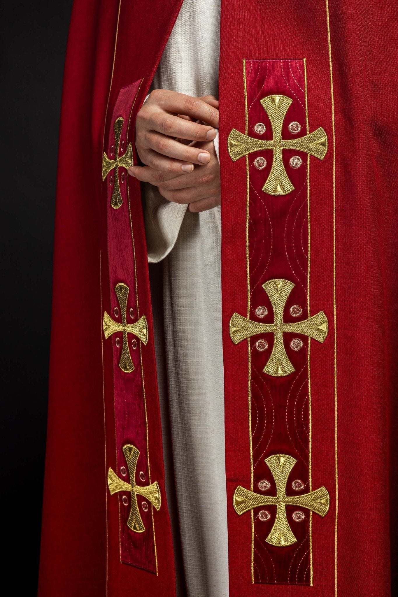 Capa pluvial en cruces de oro bordadas con terciopelo rojo