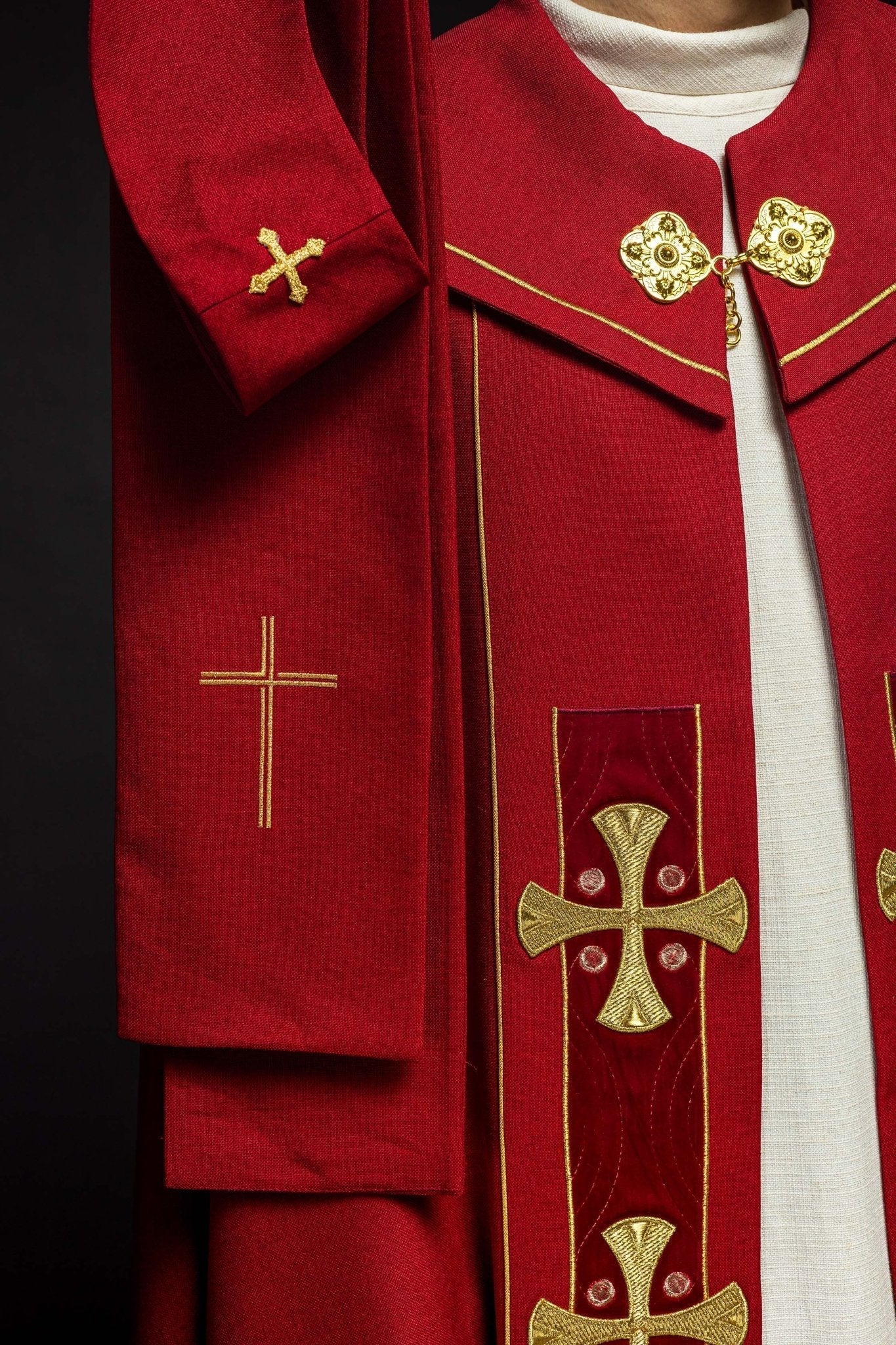 Capa pluvial en cruces de oro bordadas con terciopelo rojo