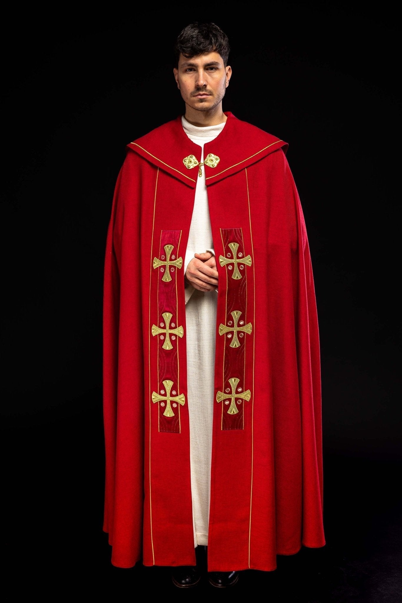 Capa pluvial en cruces de oro bordadas con terciopelo rojo