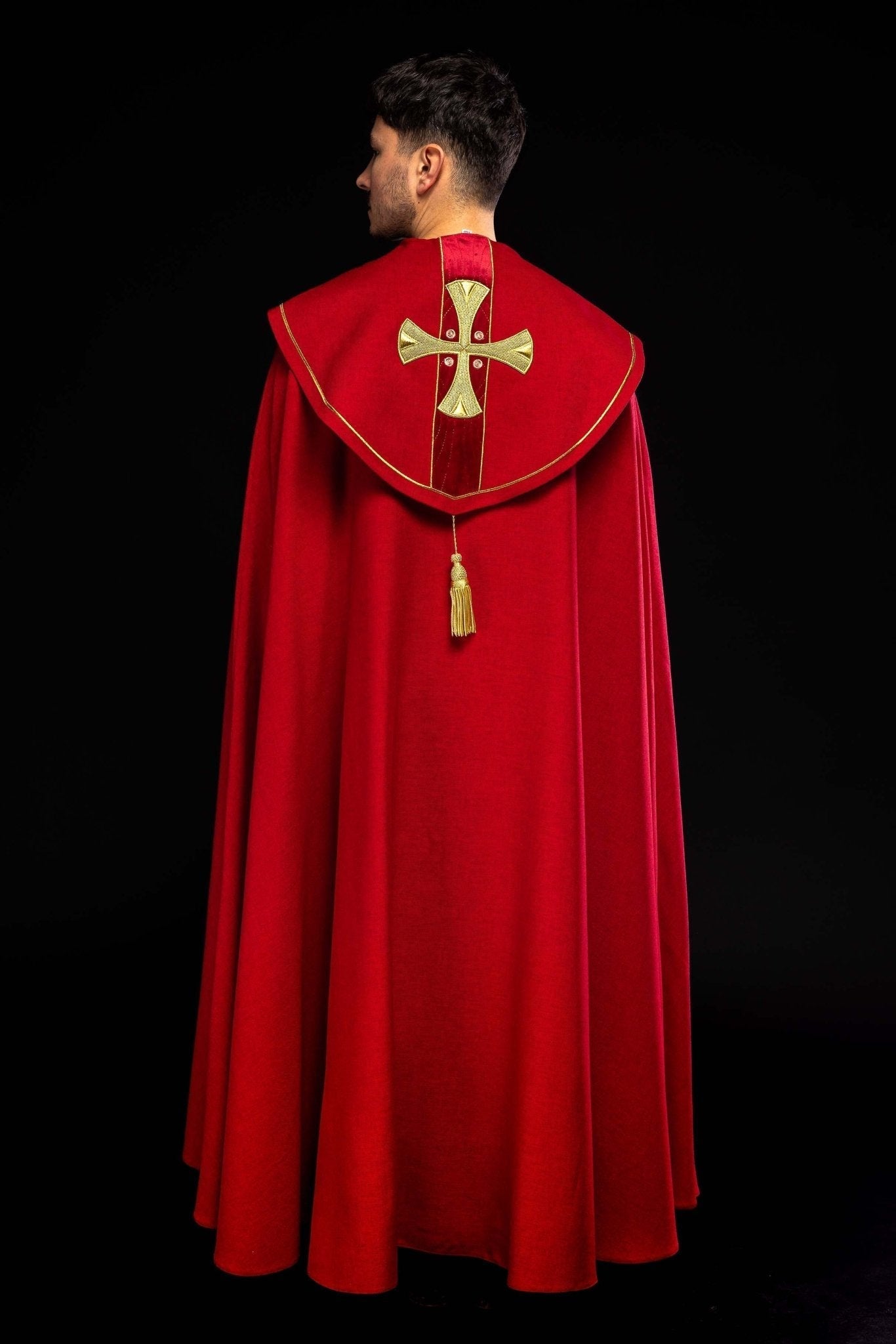 Capa pluvial en cruces de oro bordadas con terciopelo rojo