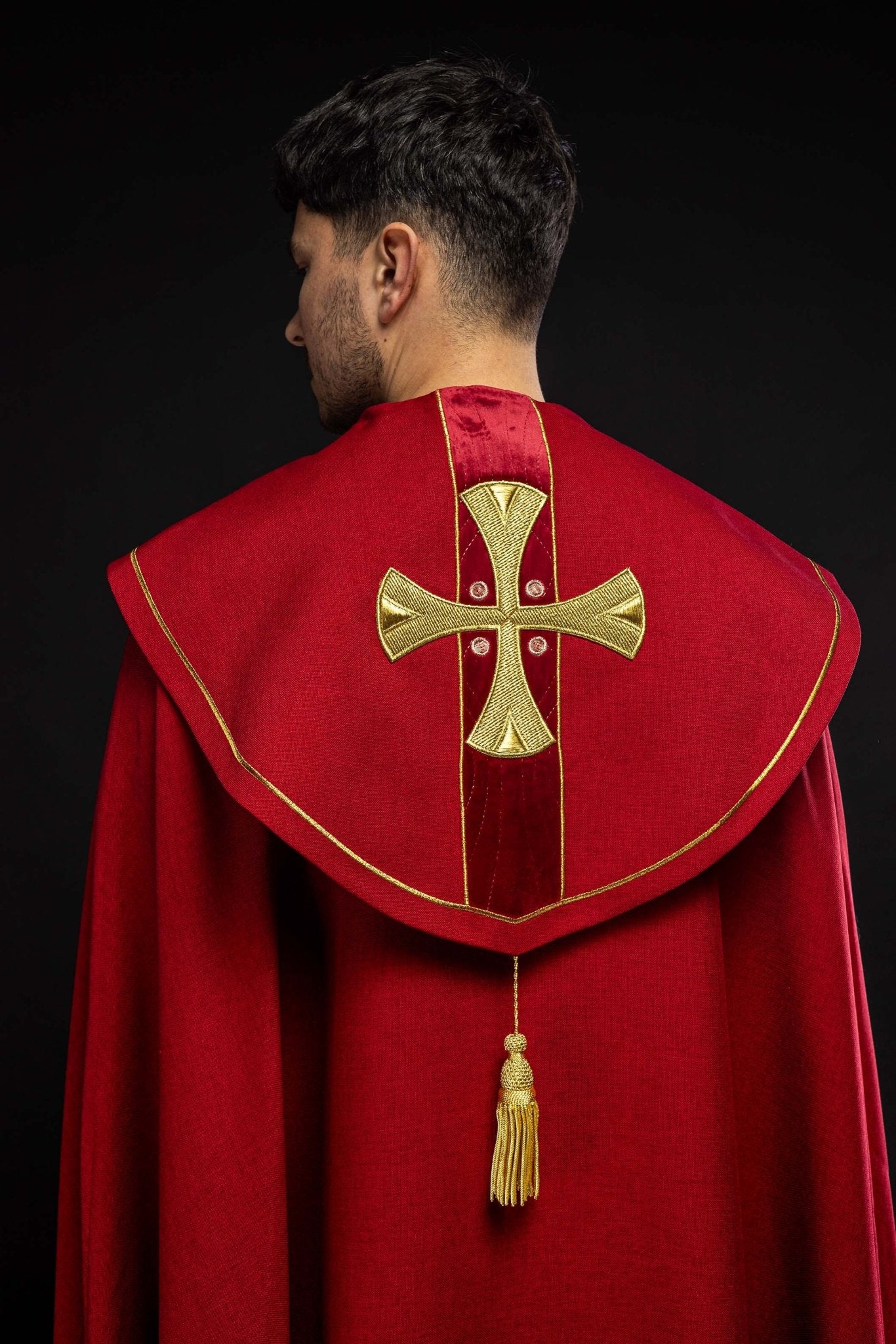 Capa pluvial en cruces de oro bordadas con terciopelo rojo