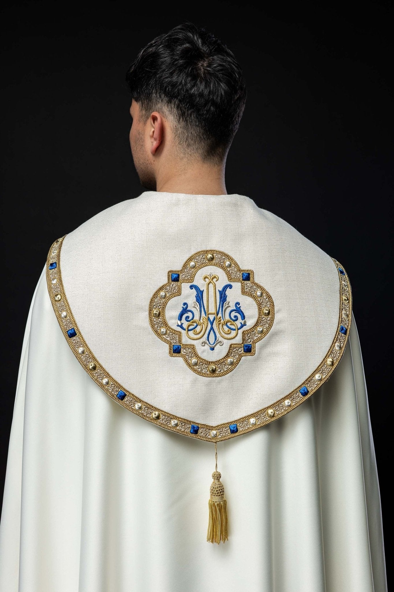Capa pluvial litúrgica bordada con escudo Mariano