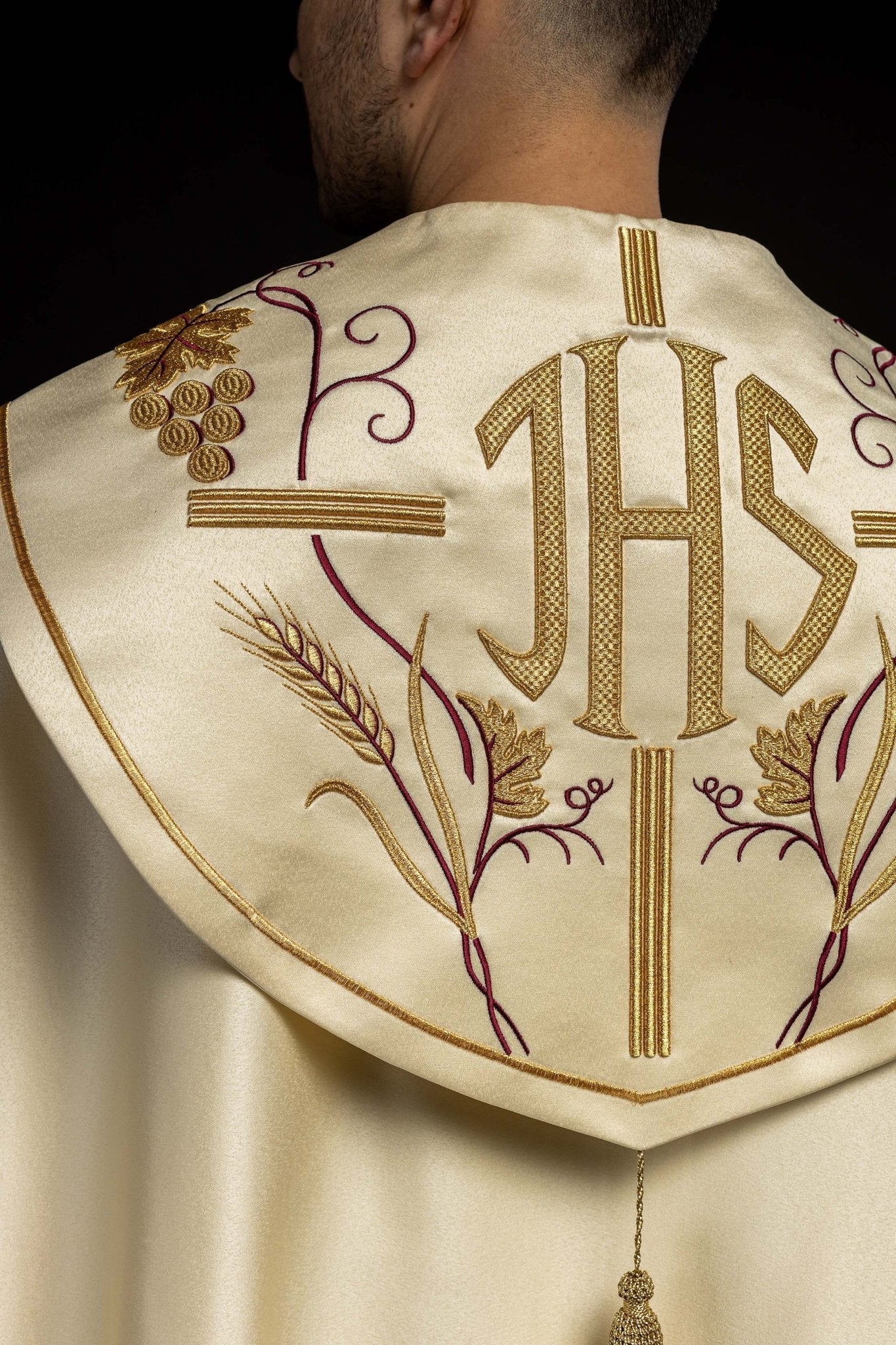 Capa pluvial marfil con IHS dorado y bordado uvas