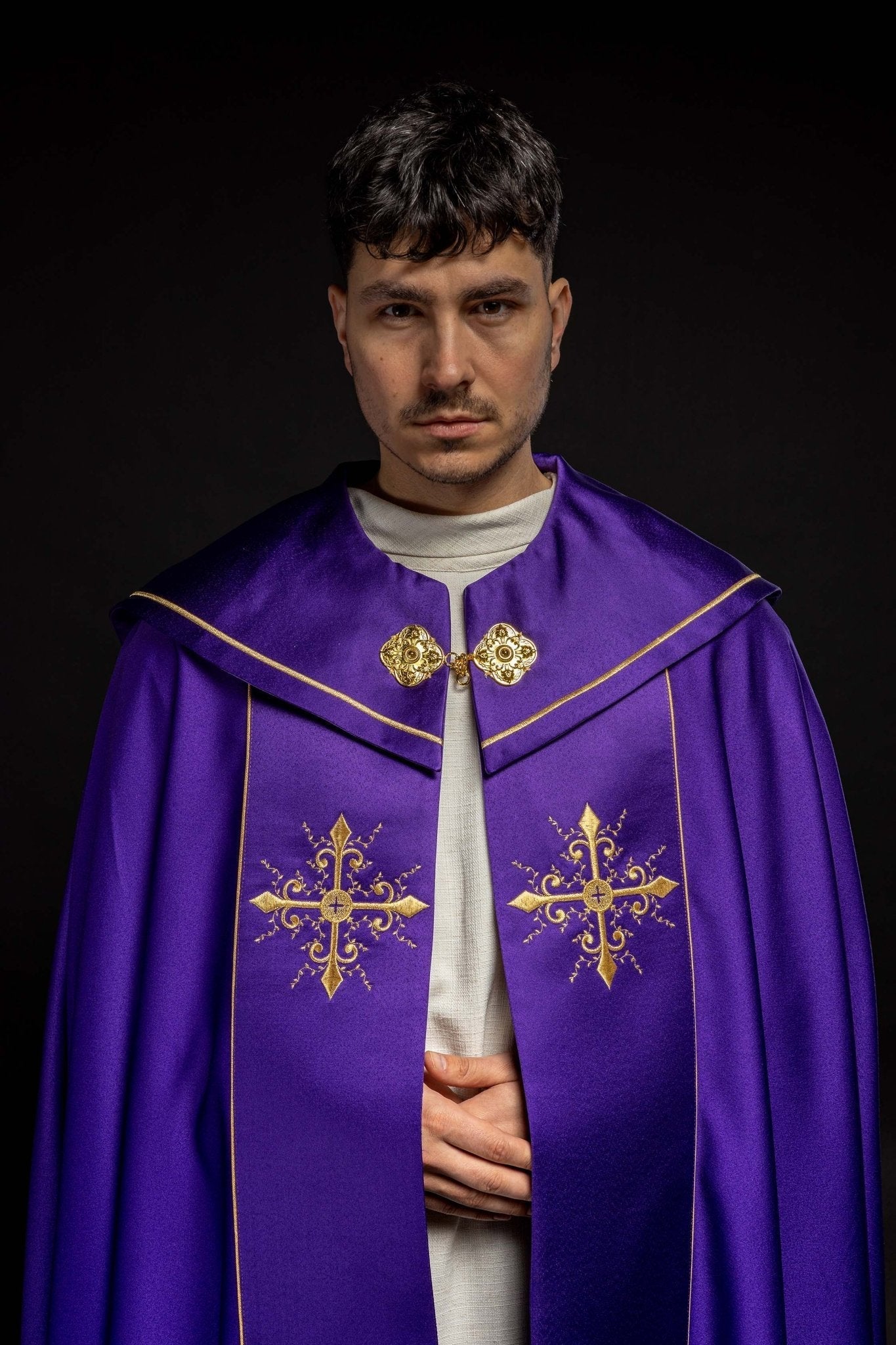Capa pluvial morada con bordado cruces con picos