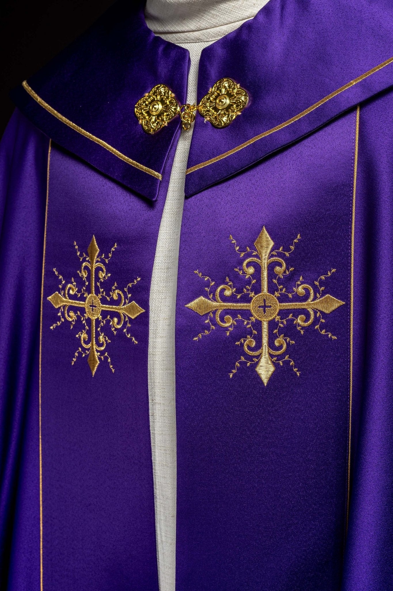 Capa pluvial morada con bordado cruces con picos