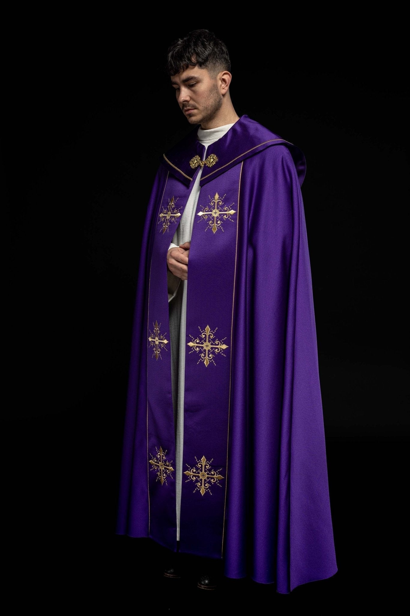Capa pluvial morada con bordado cruces con picos