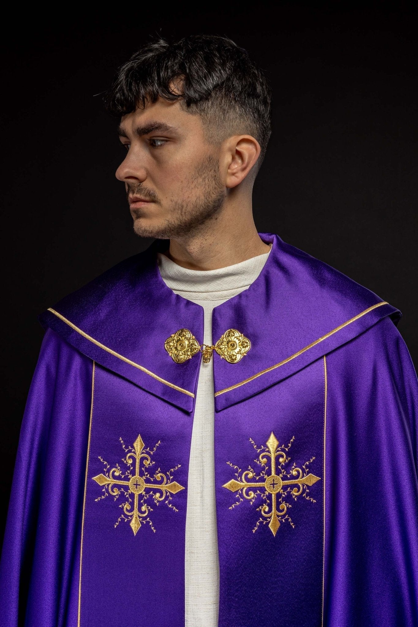 Capa pluvial morada con bordado cruces con picos