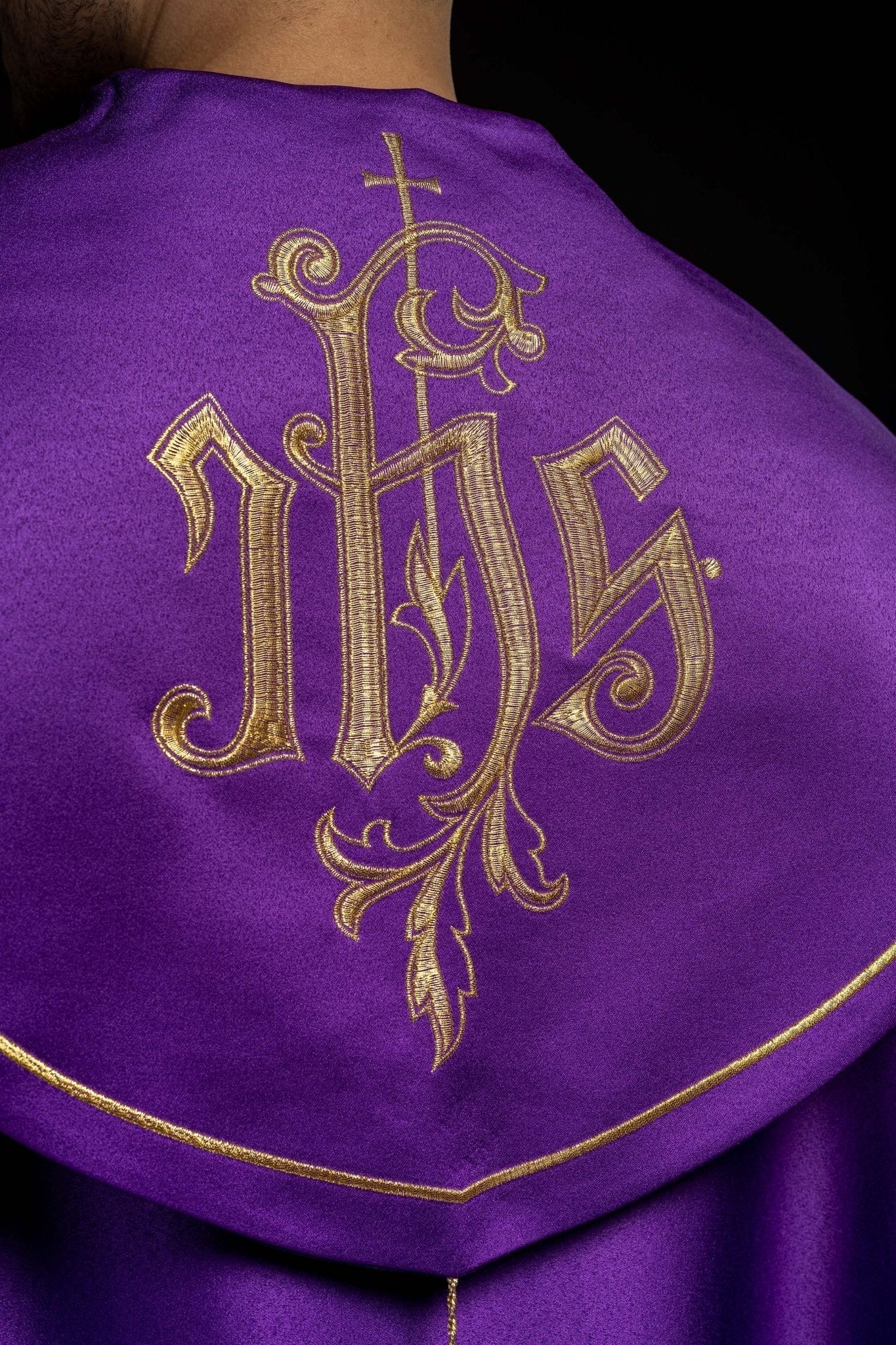 Capa pluvial morada con bordado IHS
