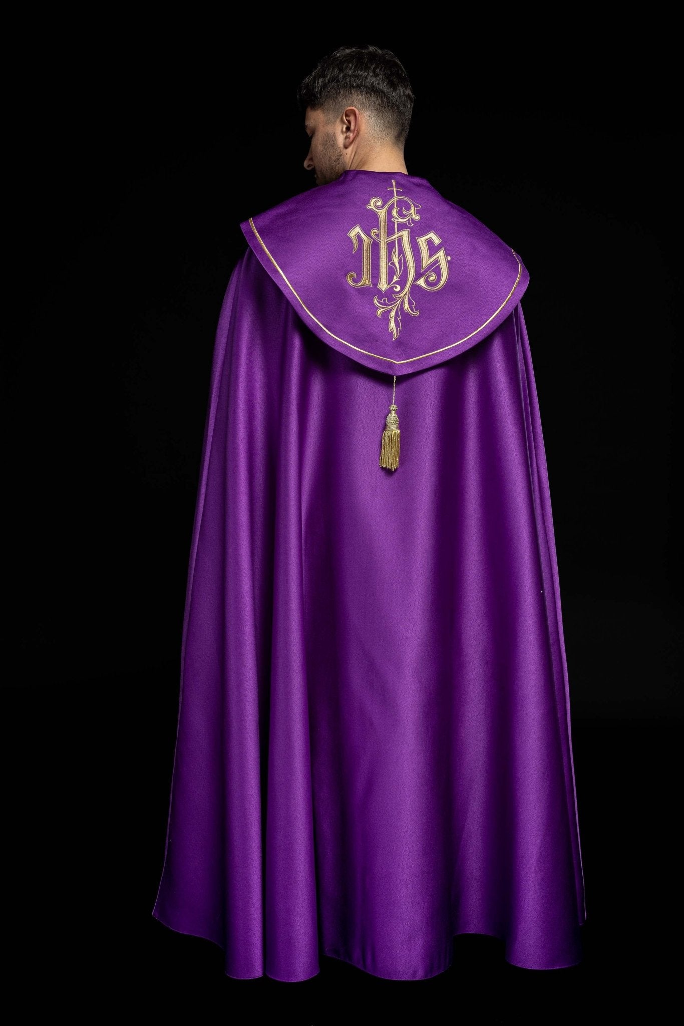 Capa pluvial morada con bordado IHS