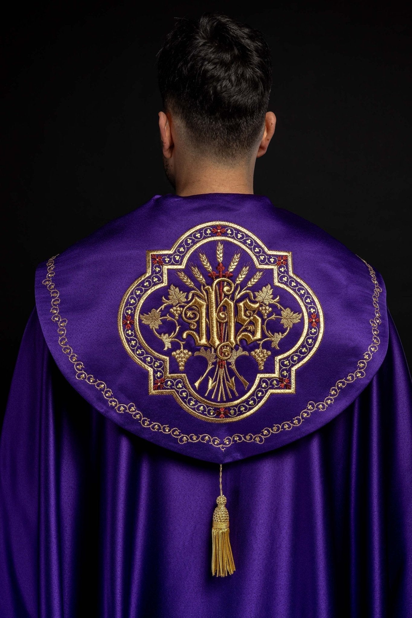 Capa pluvial morada ricamente decorada con bordado IHS