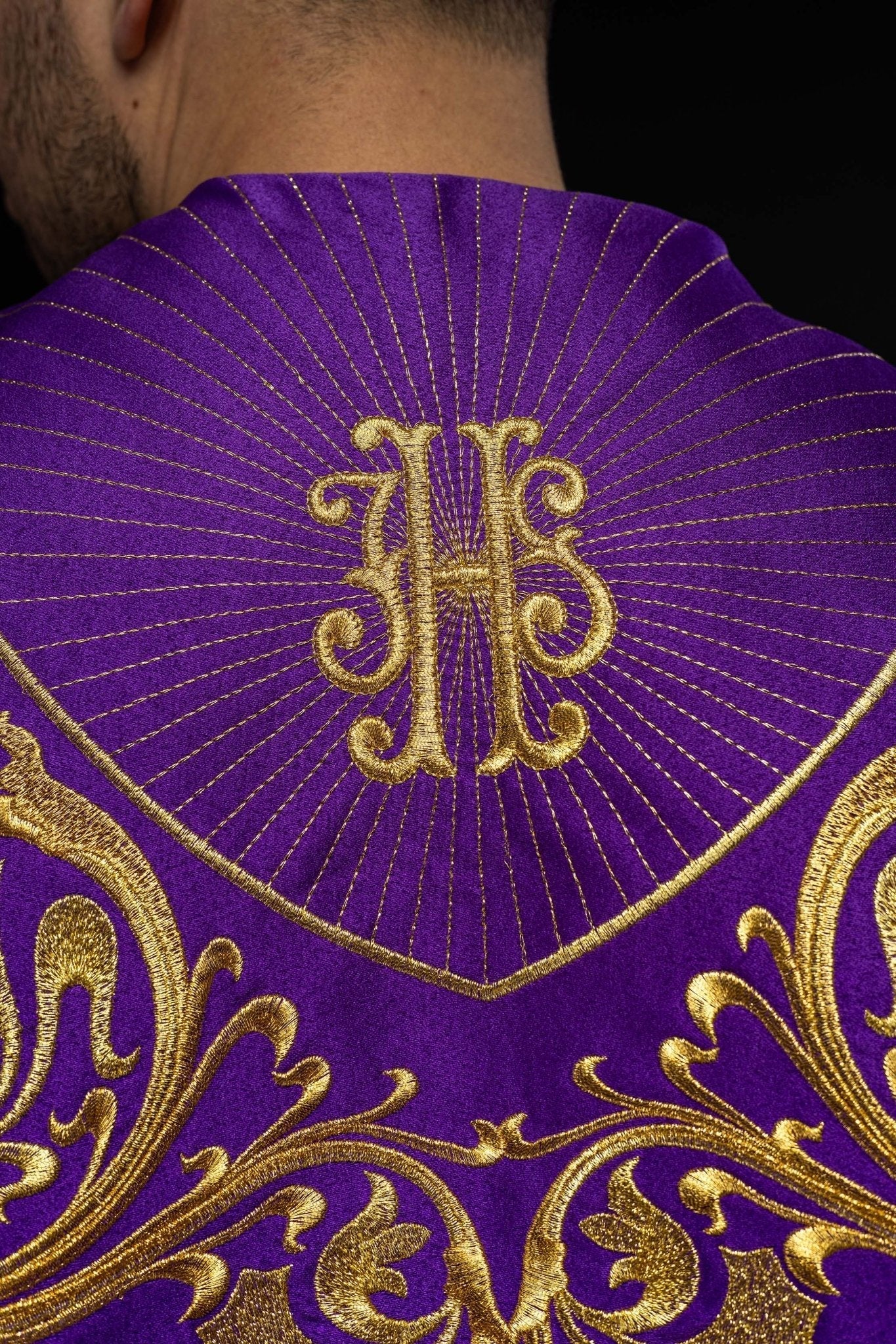 Capa pluvial morada ricamente decorada con bordado IHS