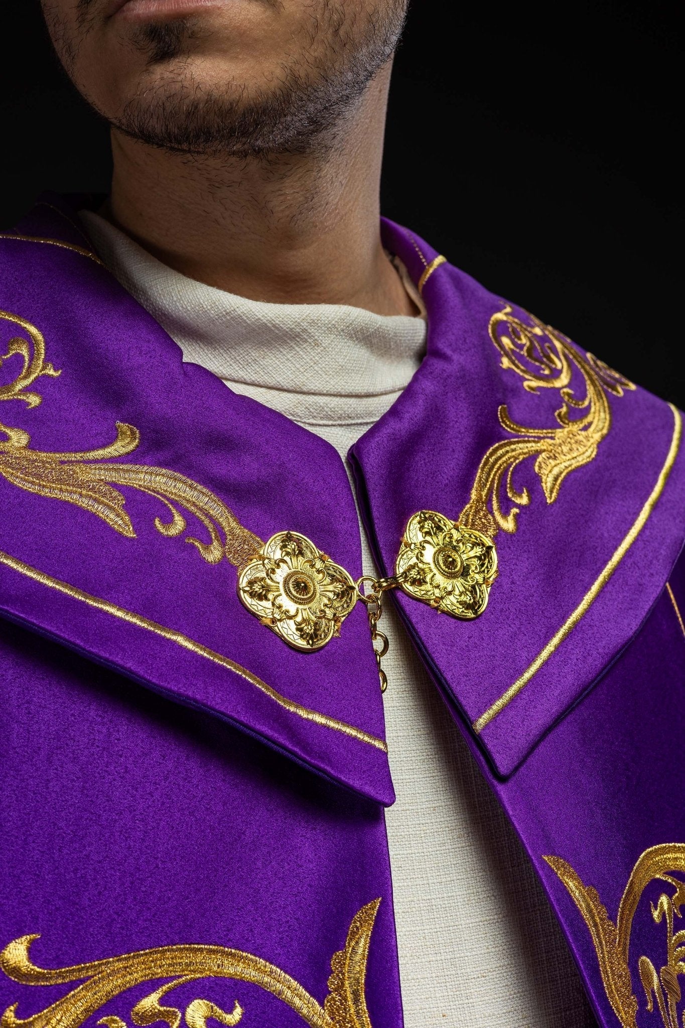 Capa pluvial morada ricamente decorada con bordado IHS
