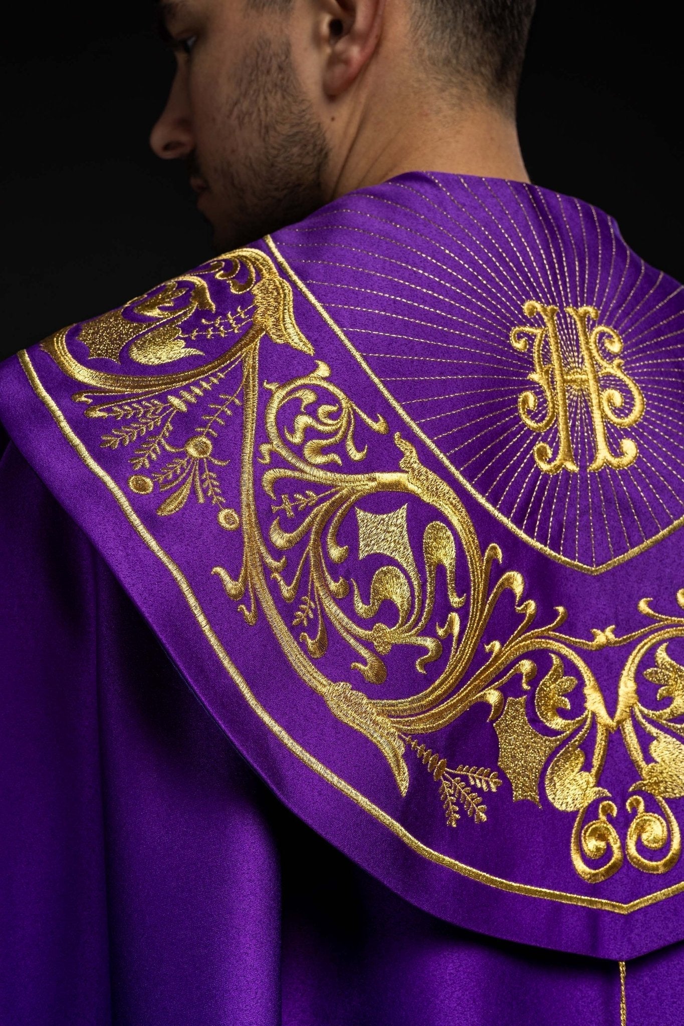 Capa pluvial morada ricamente decorada con bordado IHS