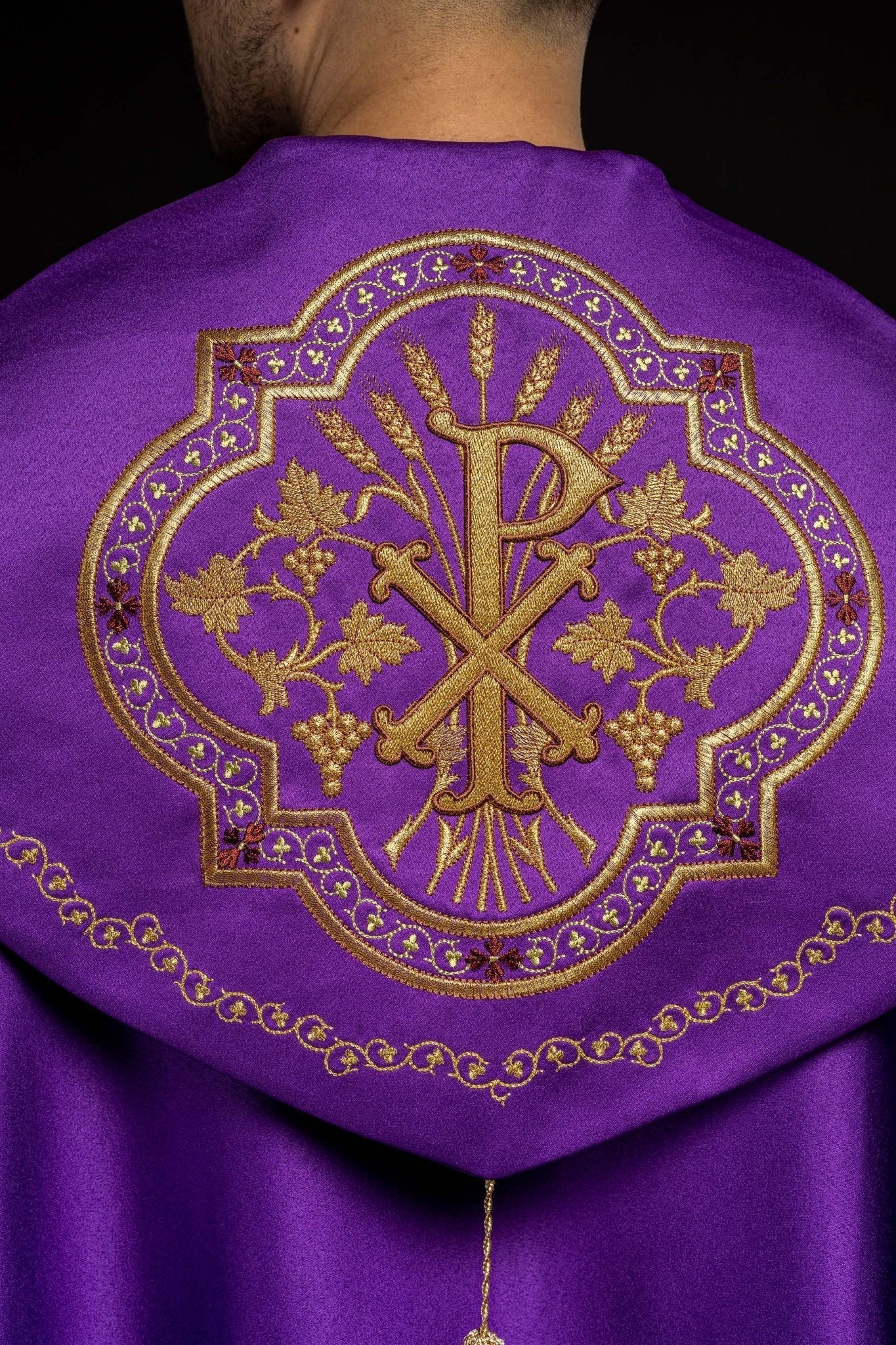 Capa pluvial morada ricamente decorada y bordada PAX