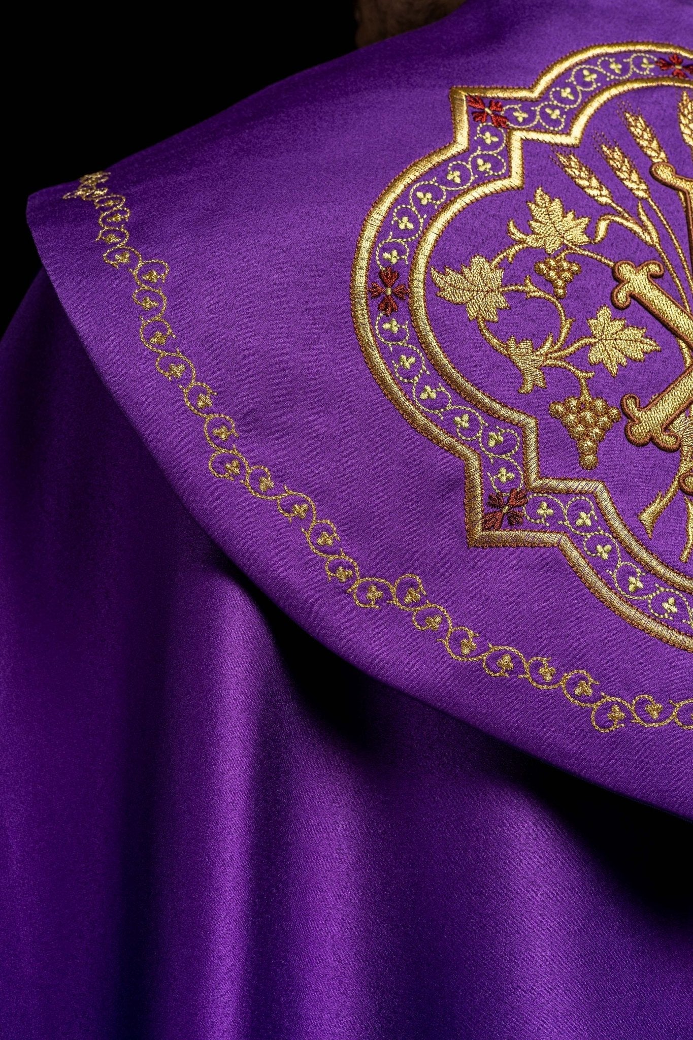 Capa pluvial morada ricamente decorada y bordada PAX