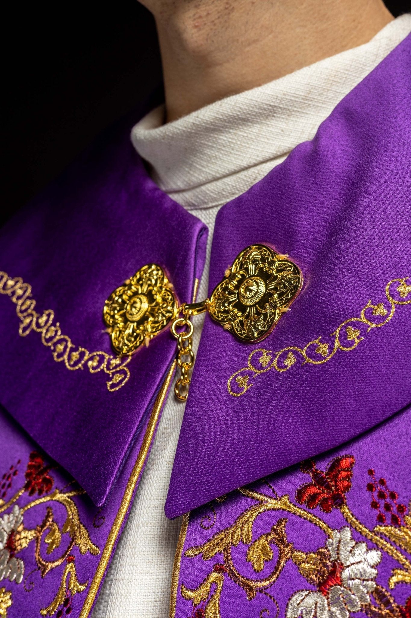 Capa pluvial morada ricamente decorada y bordada PAX