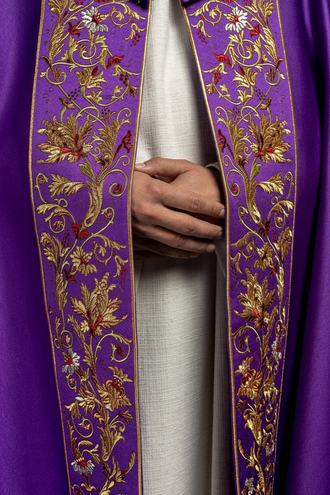 Capa pluvial morada ricamente decorada y bordada PAX