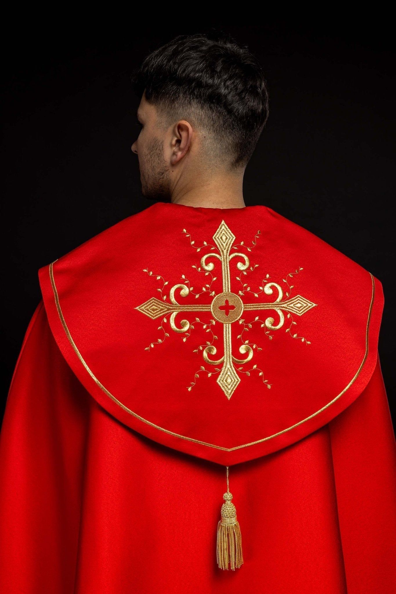 Capa pluvial roja con bordado cruces con picos