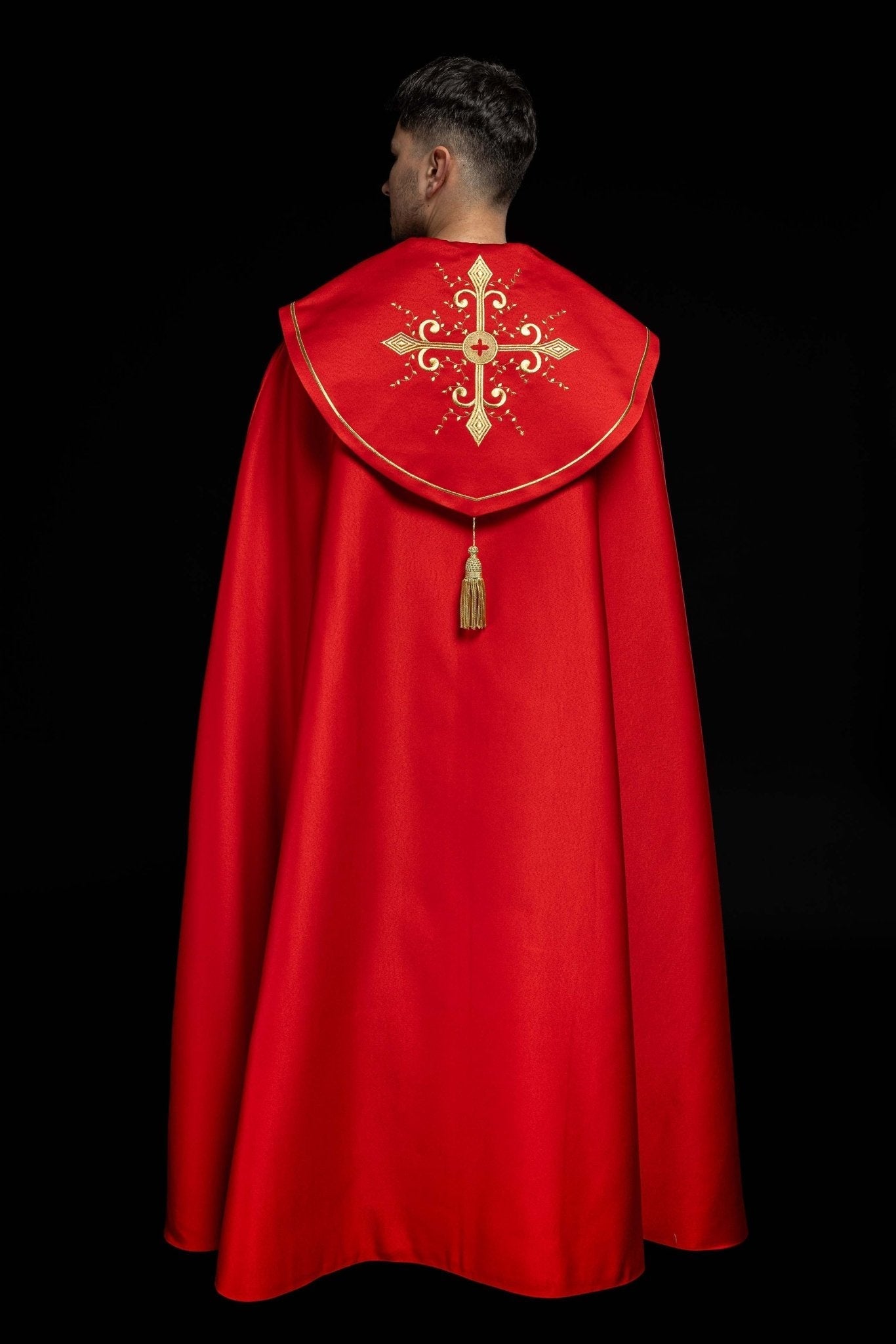 Capa pluvial roja con bordado cruces con picos