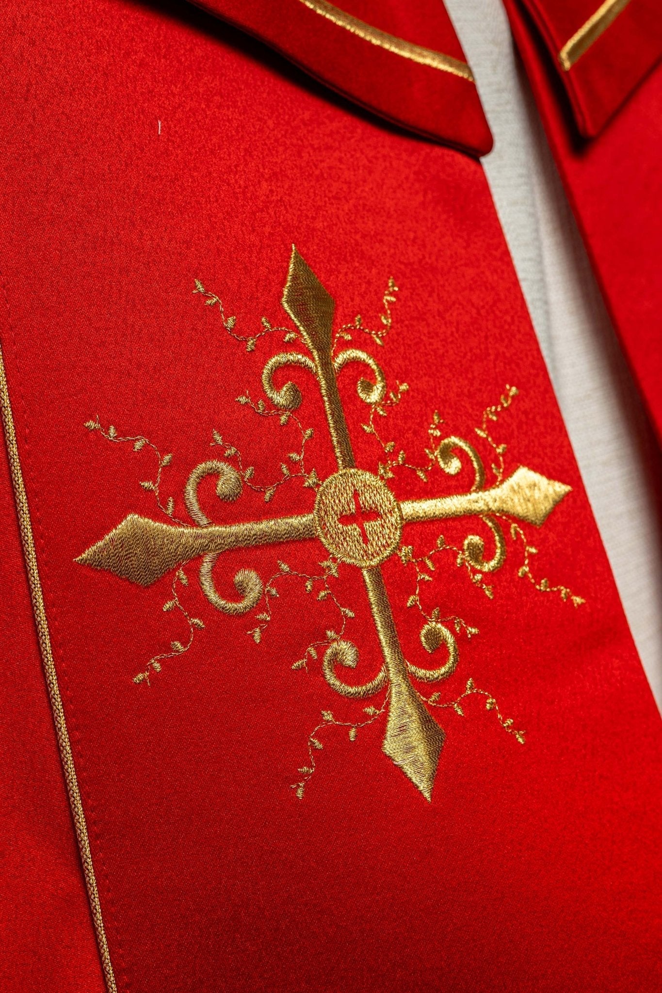 Capa pluvial roja con bordado cruces con picos