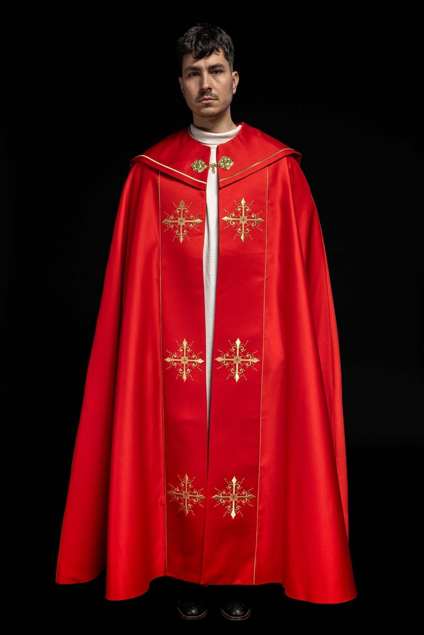 Capa pluvial roja con bordado cruces con picos