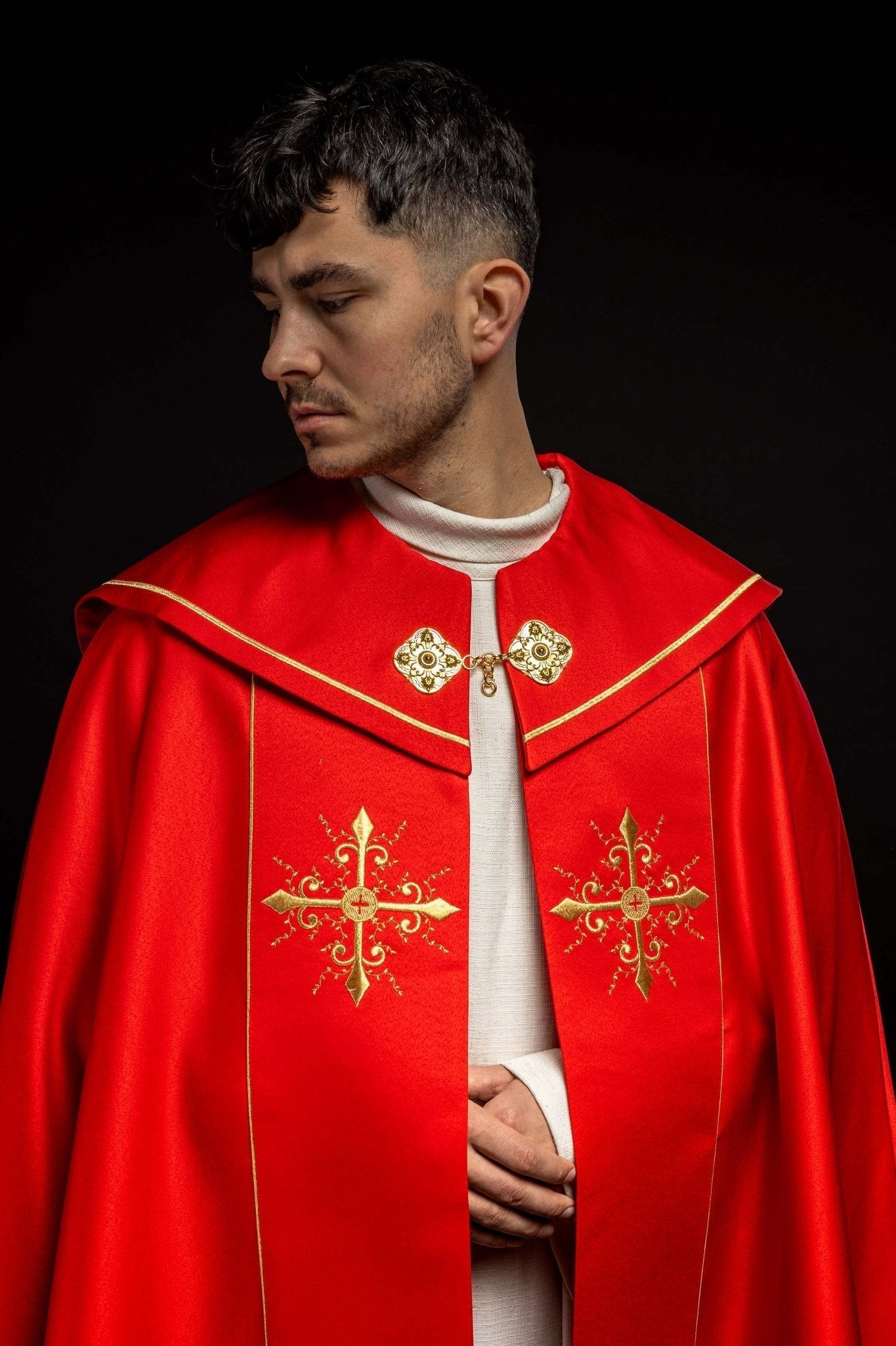 Capa pluvial roja con bordado cruces con picos